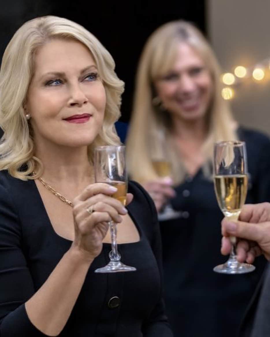 レイシー・シャベールさんのインスタグラム写真 - (レイシー・シャベールInstagram)「Happy Valentines Day! Cheers to a new Crossword Mysteries premiering tonight! Check it out at 8/7c on @hallmarkmovie So fortunate to have worked alongside so many wonderful people.  My love to you all!」2月15日 3時58分 - thereallacey