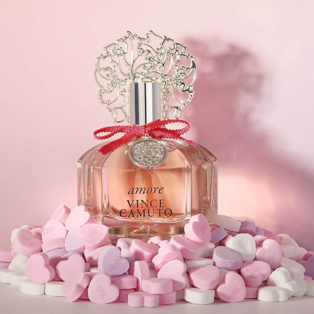 ヴィンスカムートさんのインスタグラム写真 - (ヴィンスカムートInstagram)「Happy Valentine’s Day ❤️Celebrate the day with great scents & heartfelt sweets! #amorevc」2月15日 4時00分 - vincecamuto