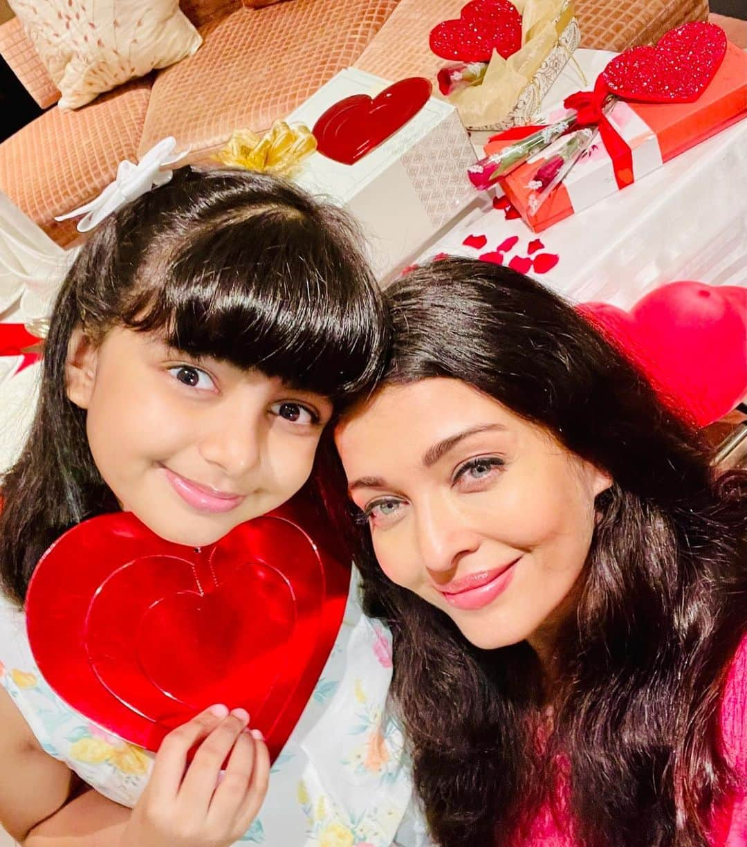 アイシュワリヤー・ラーイのインスタグラム：「✨❤️🥰😍😘💕❤️💖🌟🦄🎊🌈✨ LOVE YOU ETERNALLY, INFINITELY and UNCONDITIONALLY MY DARLING ANGEL AARADHYA 😍🥰😘🤗💝💕💖❤️🌈✨」