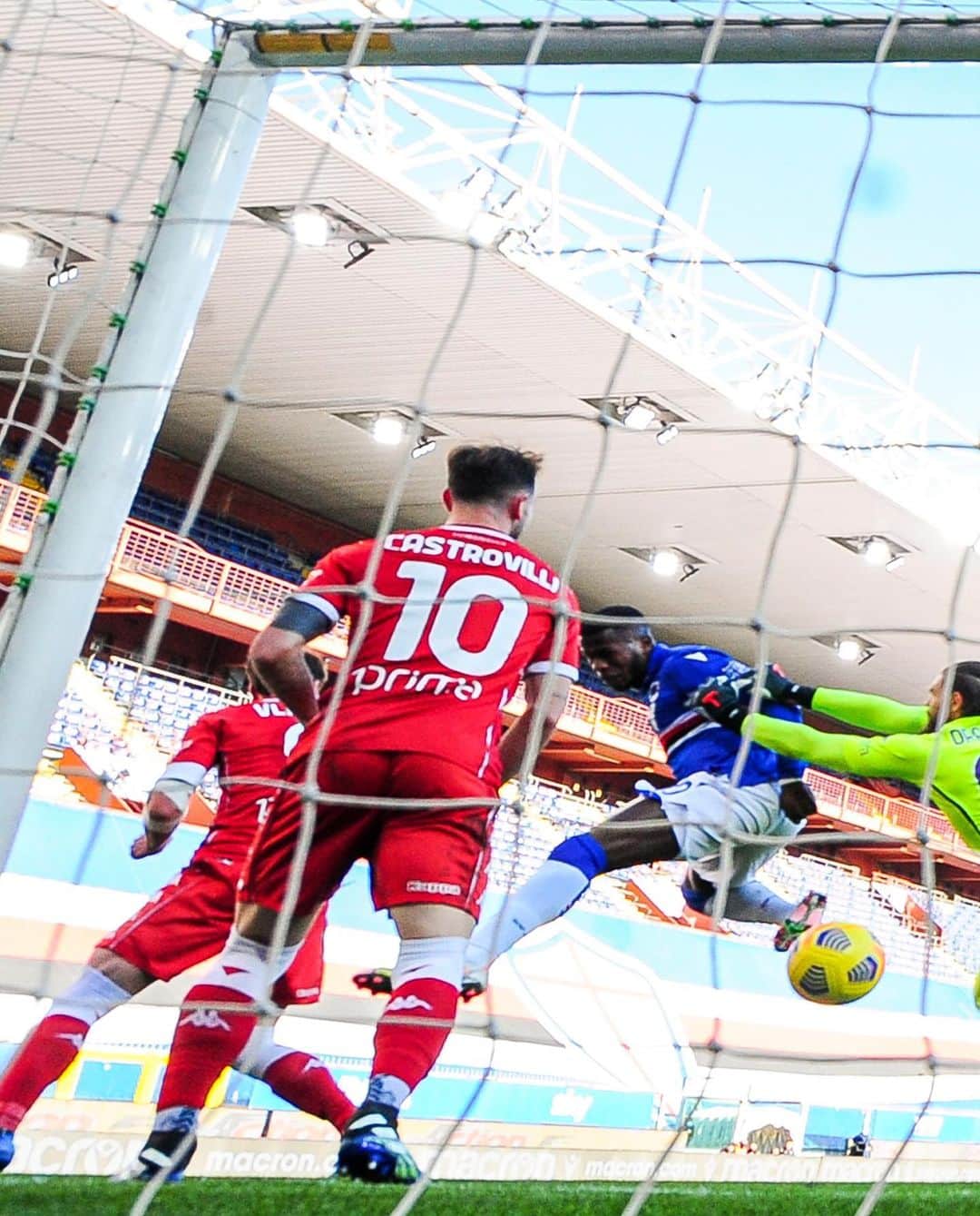 UCサンプドリアのインスタグラム：「🔥 𝐎𝐍 𝐅𝐈𝐑𝐄 🔥  #SampFiorentina.  #FORZADORIA 💙🤍❤️🖤🤍💙」