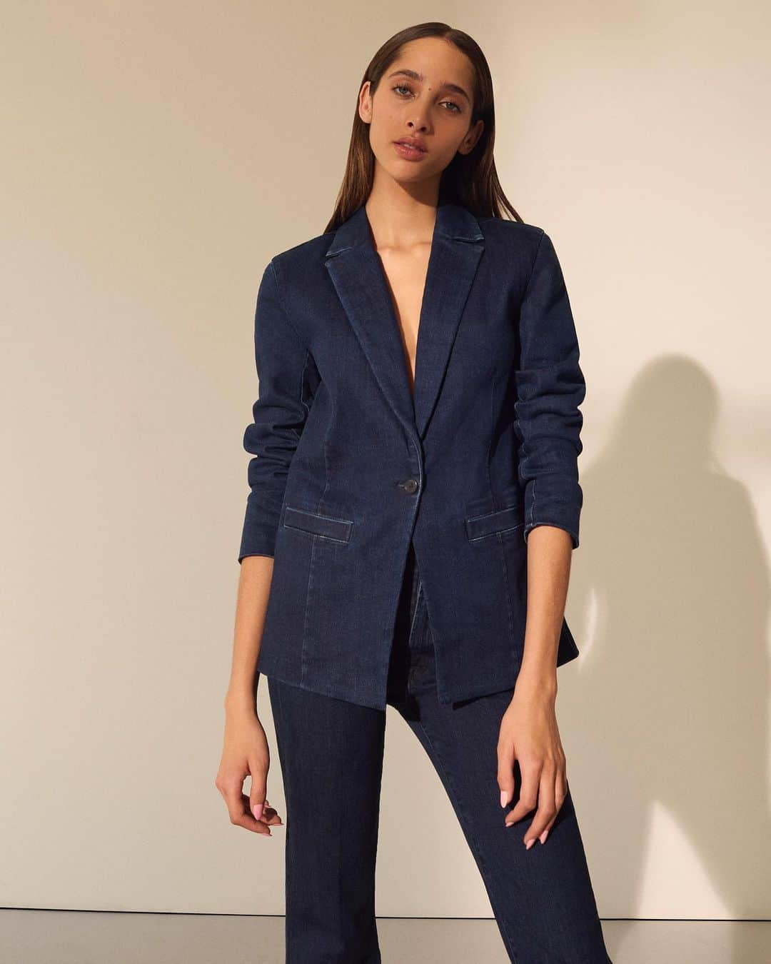 Jブランドのインスタグラム：「Business casual in the Single Button Blazer」