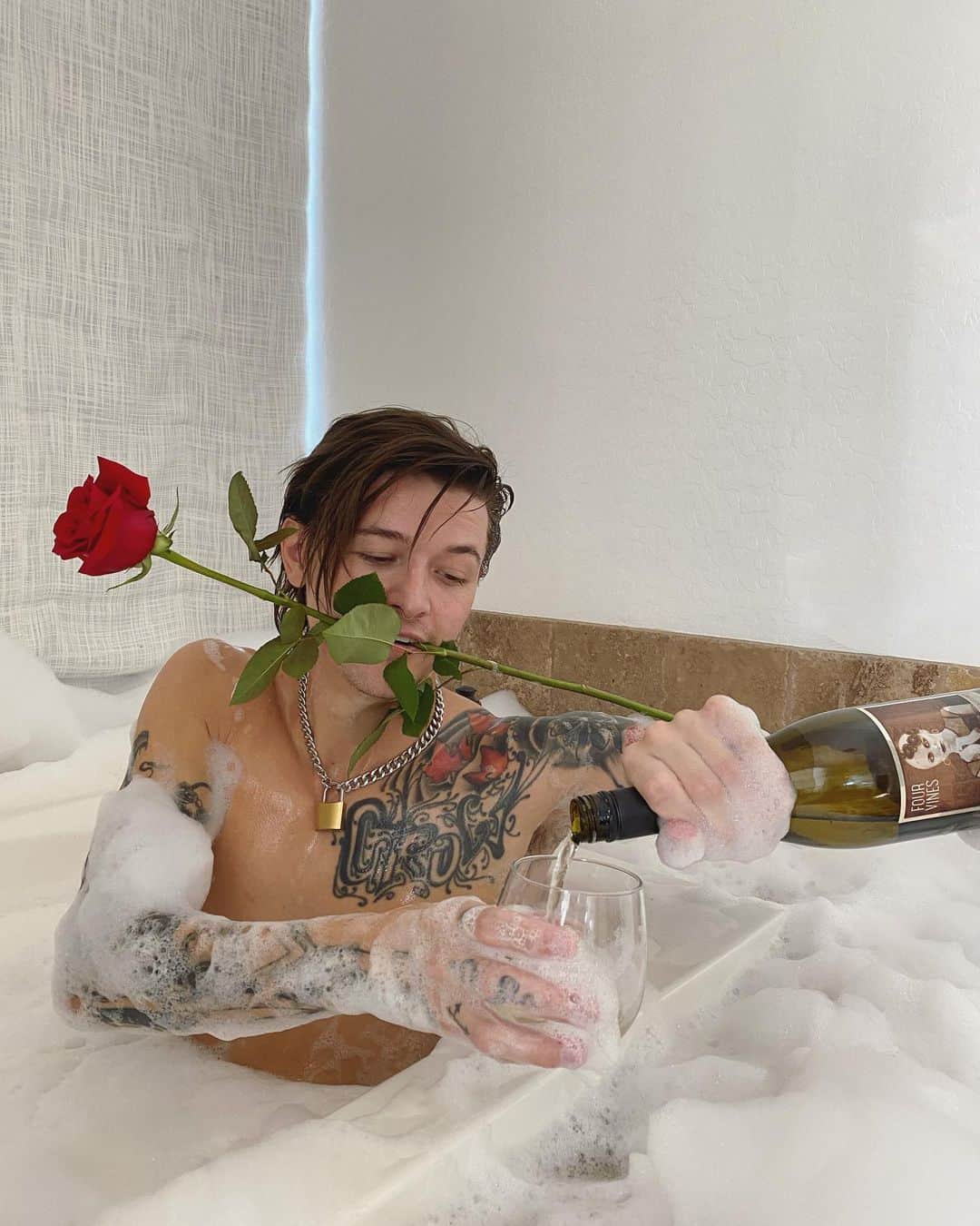 Ghastlyのインスタグラム：「Happy red rose day」