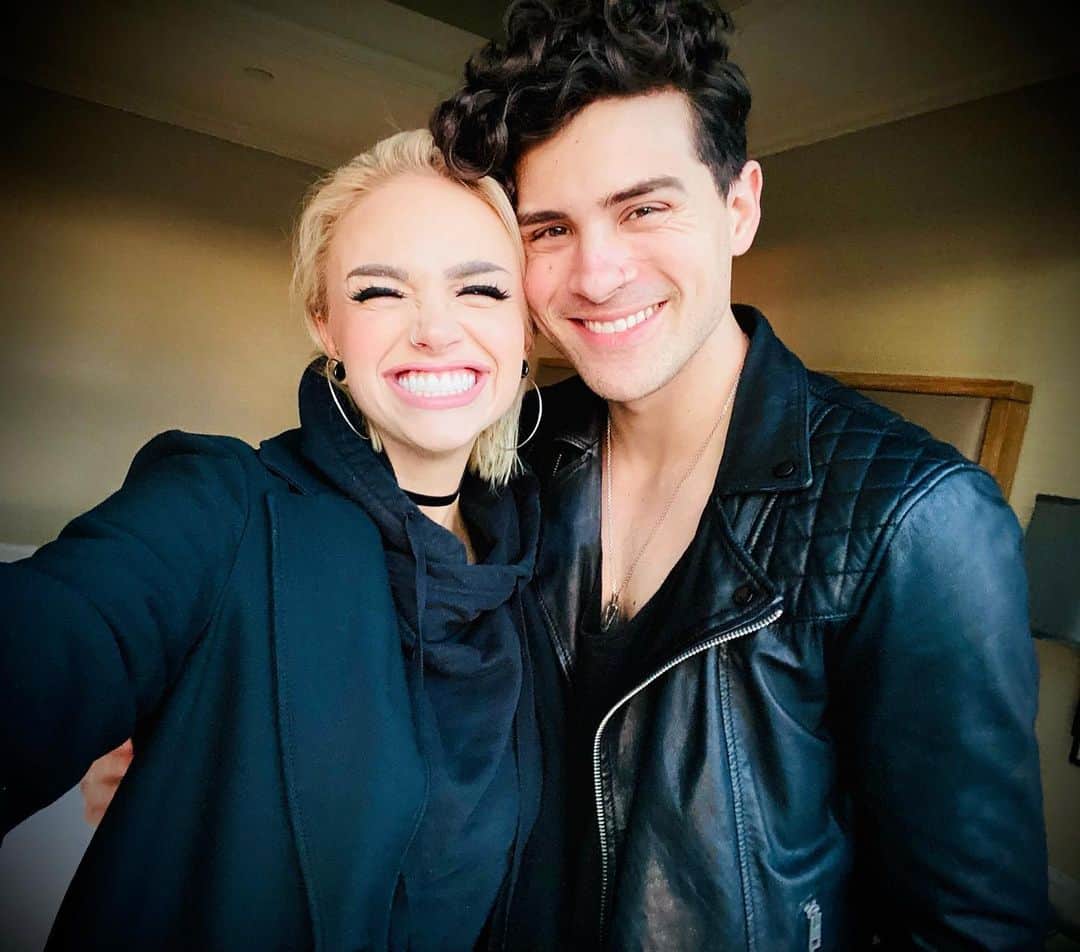 アンソニー・ペディラのインスタグラム：「happy valentine’s day to this incredible woman who’s been so strong in supporting me through my struggles with anxiety and depression all while handling her own debilitating physical health issues. someone who’s continued to be so passionate about speaking against the injustices and inequalities in this world while always striving to grow and be her best self. one of the most caring and nurturing women i’ve ever known and god damn we all deserve a little @mykie in our lives.」