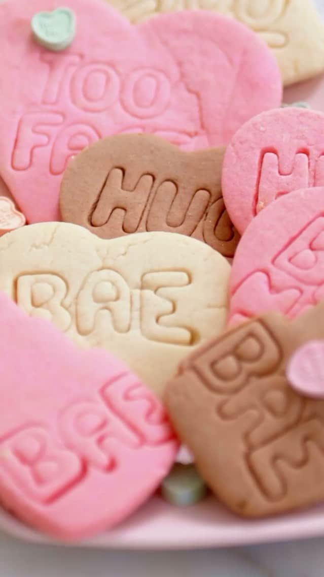 Too Facedのインスタグラム：「Treat yourself to the CUTEST Conversation Heart Cookies on Valentine’s Day with this fun and easy recipe! 💘 What's your FAVE V-Day sweet treat?! 🍭Share with us below! #regram #toofaced」