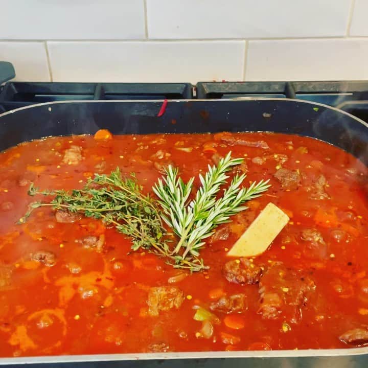 アリ・ラーターのインスタグラム：「Happy Valentine’s Day, sweethearts! How are you showing your love today? Can you guess my menu? 😋」