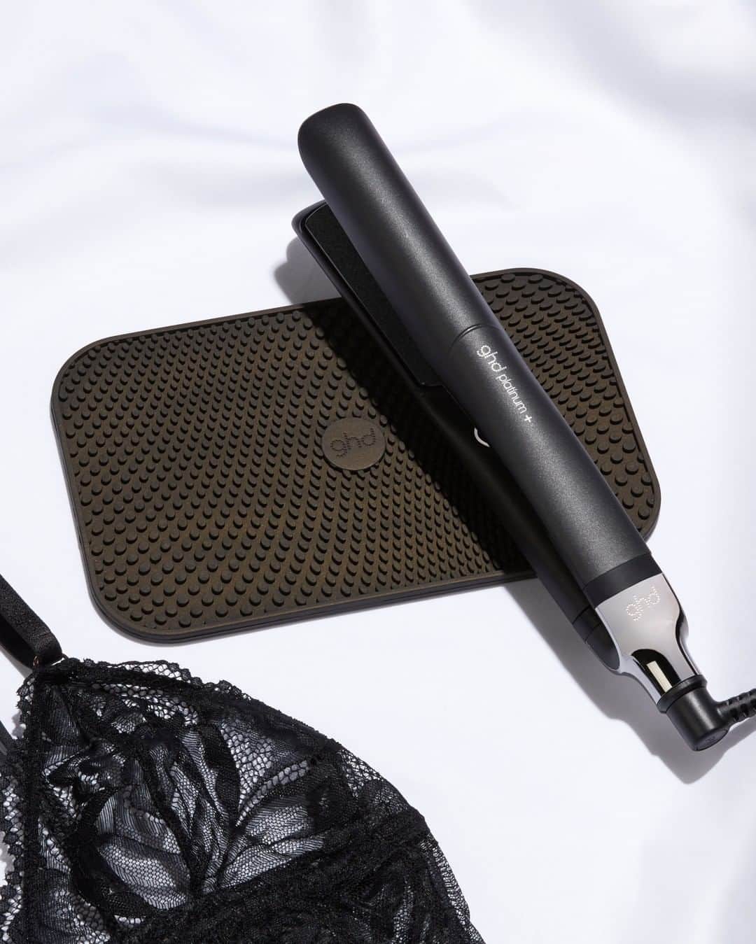 ghd hairさんのインスタグラム写真 - (ghd hairInstagram)「All black everything 🖤 The ghd platinum+ protects the health of your hair whilst delivering the ultimate style 👏 If bae hasn't delivered the goods, treat yourself 💋  #ghd #feeltheheat #valentinesgift #valentinesday #goodhairday #g#ghdplatinumplus」2月15日 4時11分 - ghdhair