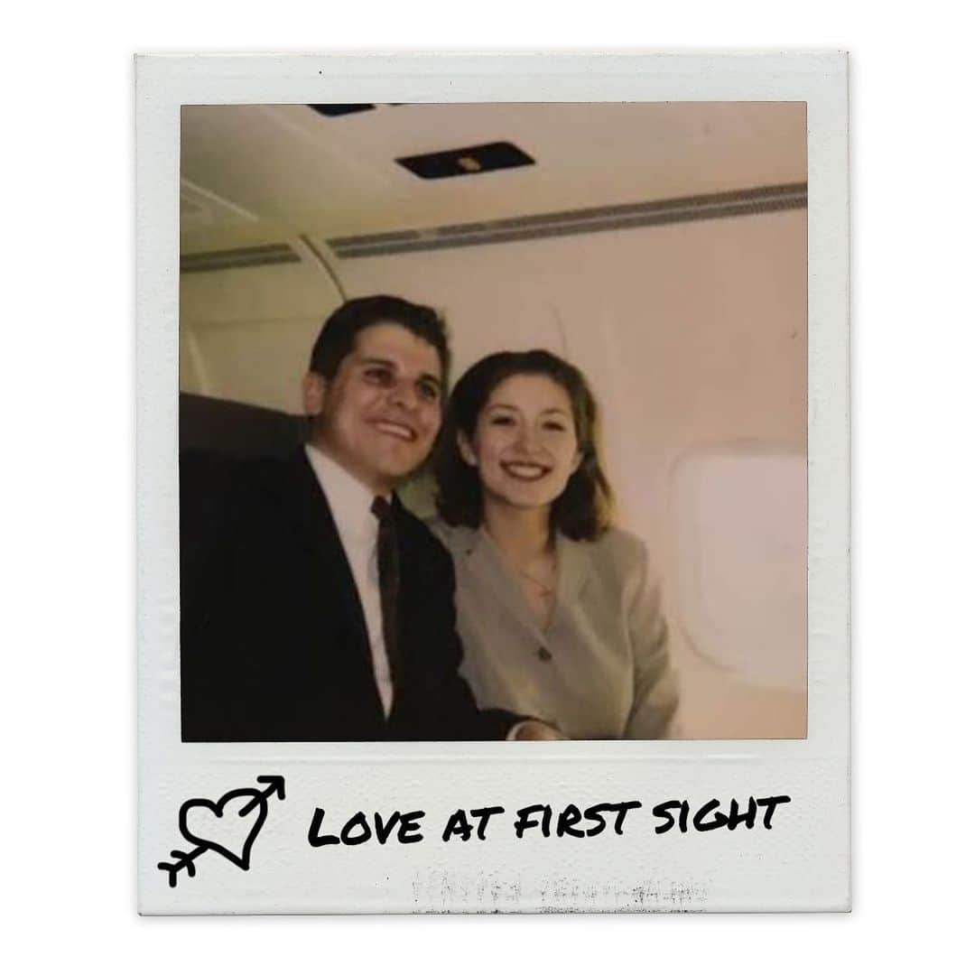 アメリカン航空のインスタグラム：「"She had a window seat and I was in the middle. When our eyes met, I knew. As we got off the plane, I told my brother that I’d just met the girl I was going to marry.”    Love is an adventure, especially for Scott and Darlene who met on an American Airlines flight nearly 25 years ago. Just a few months later, they got married at 30,000 feet.    #HappyValentinesDay, @scottsilknitter and @darlene_pogo_silk! #YouAreWhyWeFly」