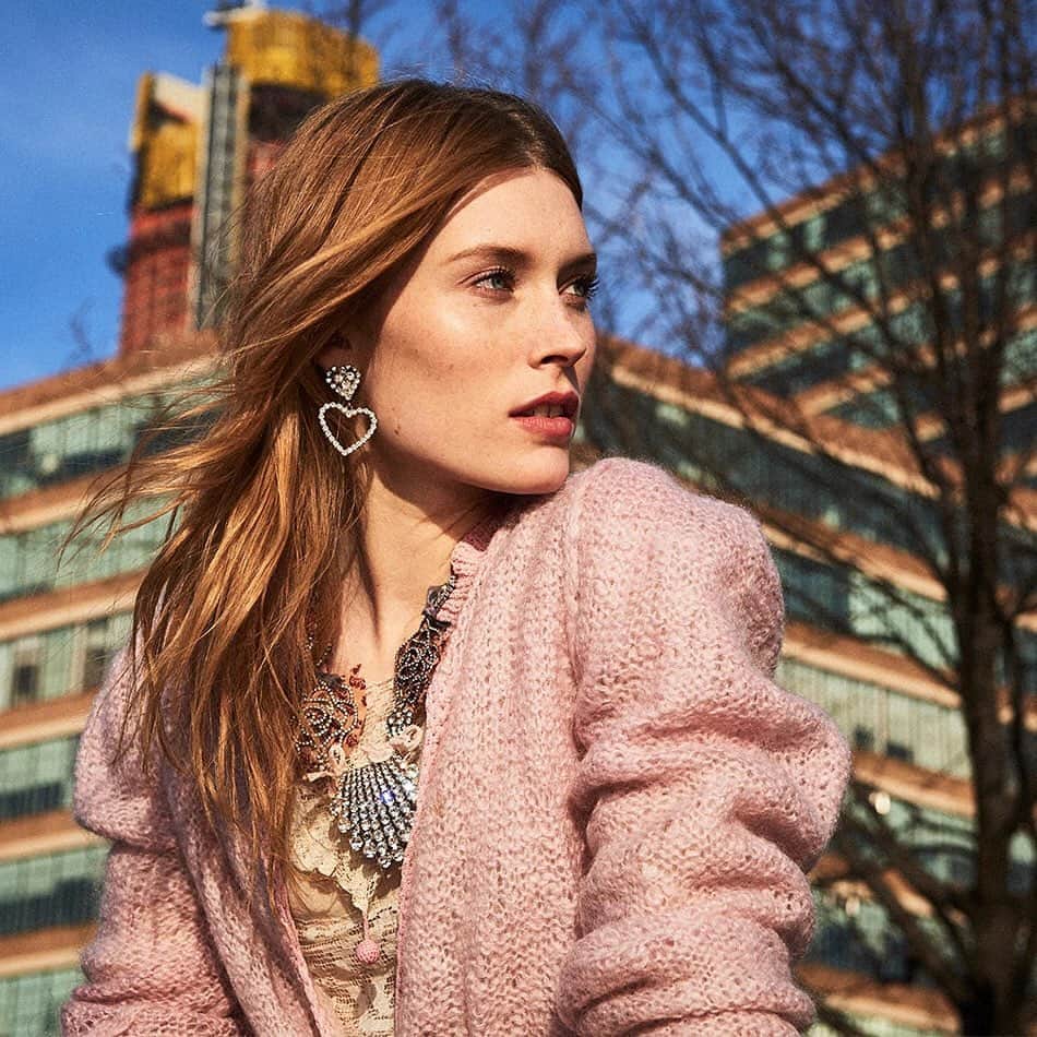 ダニジョーのインスタグラム：「Wearing our heart on our ears today ❤️💌🥀」
