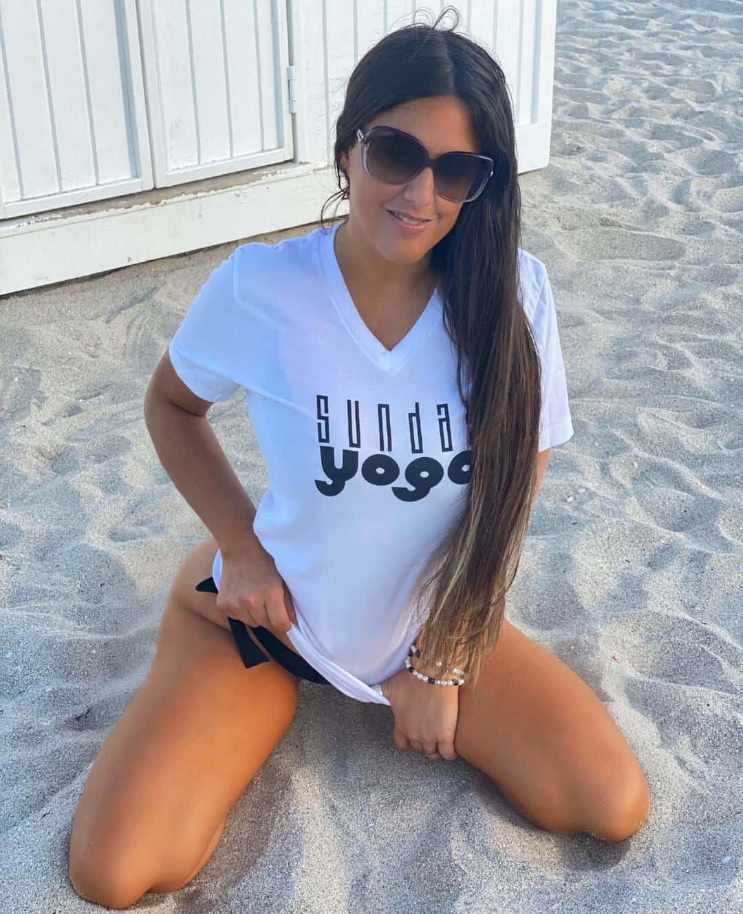 クラウディア・ロマーニのインスタグラム：「1, 2, 3, 4, 5, 6, 7 or 8? Sunday Yoga!!! @inspirationswear  has the best T-shirts , leggings, Yoga Wear .. !! Meaningful fashion .. where style meets function. If you are detail oriented just like myself .. you gotta check them out !!! I will be wearing more pieces  off their collection soon!! 👕 : @inspirationswear 📸: @chrisvehovec 🏖 Towel: @towelzzz  #inspirationwear」