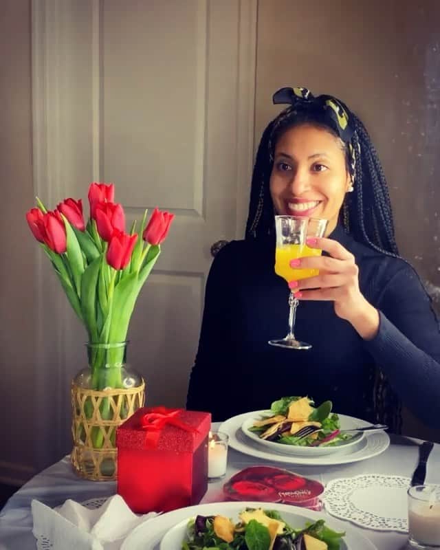 ケリー・ヒルソンのインスタグラム：「Happy Love Day! I ain’t got no Valentine but I SURE DO love MYSELF! THANK YOU KERI BABY! 🌹❤️💝🍽😂」
