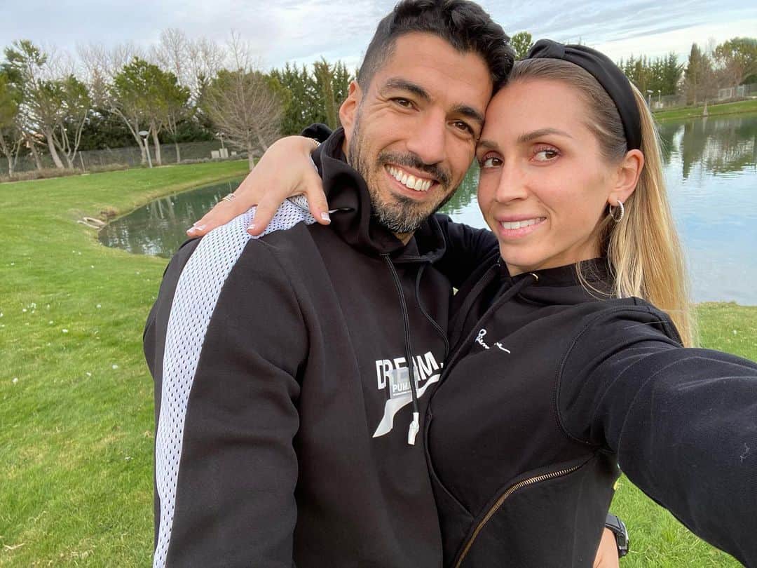 ソフィア・バルビのインスタグラム：「Este muchachito ..... ❤️❤️ @luissuarez9」