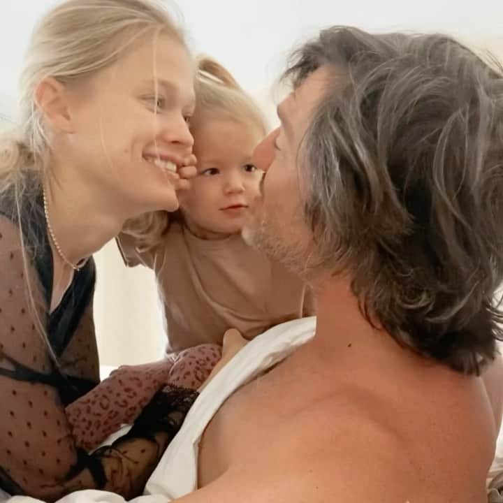 ヴィタ・シドルキナのインスタグラム：「Our Valentine’s Day morning looks different these days 🤣❤️ Love you my forever Valentine!」