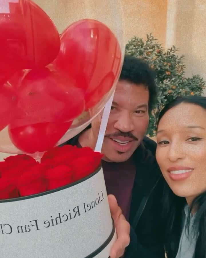 ライオネル・リッチーのインスタグラム：「Wow! I can feel the love from all around the world 🌏💞🌎! Thank you @lionelsfanclub from the bottom of my heart. And from @lisaparigi_ and I: Happy Valentine’s Day ❤️❤️❤️!」