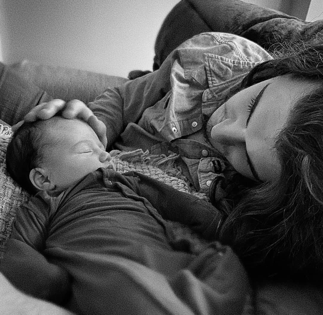 ギャビー・バレットのインスタグラム：「3rd year spent w/ my husband, and first with our little cutie.  Thank you @cadefoehner for giving me the greatest gift of all, motherhood. Mamas forever Valentines. ♥️」