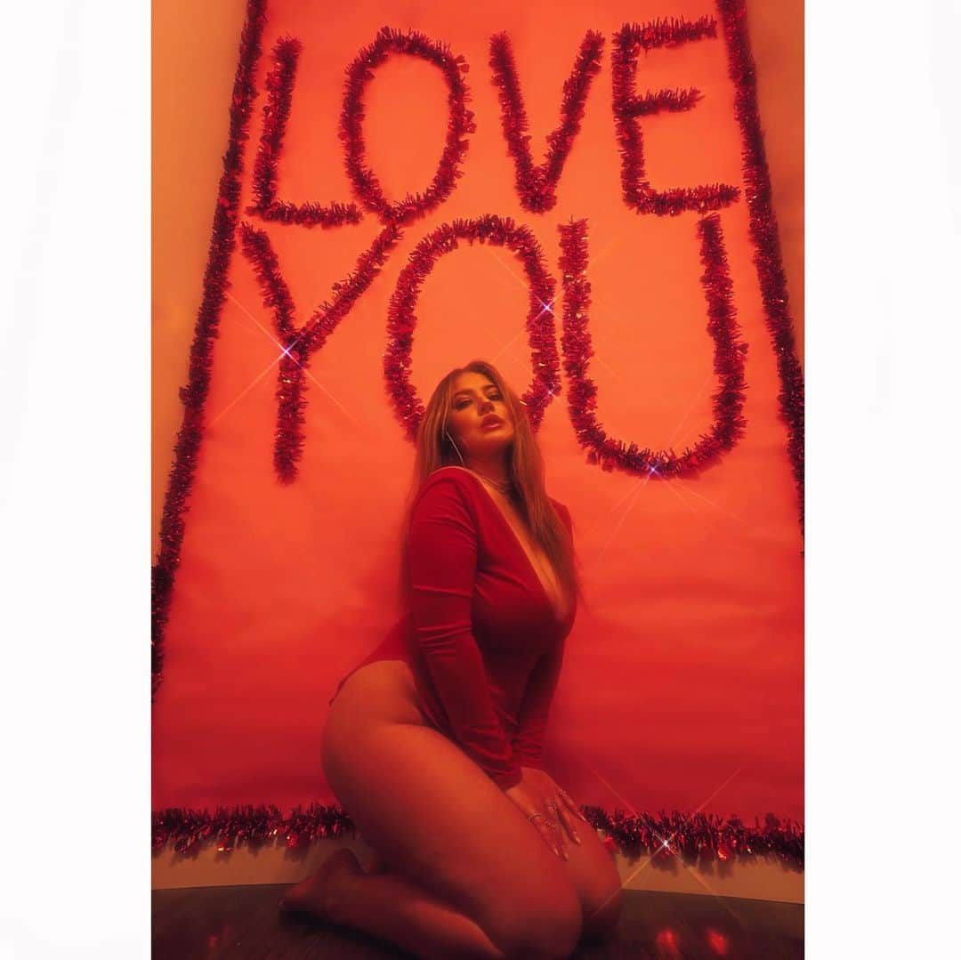 スターリー・シャイアン・スミスのインスタグラム：「Love Valentine’s Day, Love my body, Love GoGo, Love my family, Love my life, Love everything, LOVE YOU  This shoot made me feel so good about my body ♥️ best Valentine gift if you ask me」