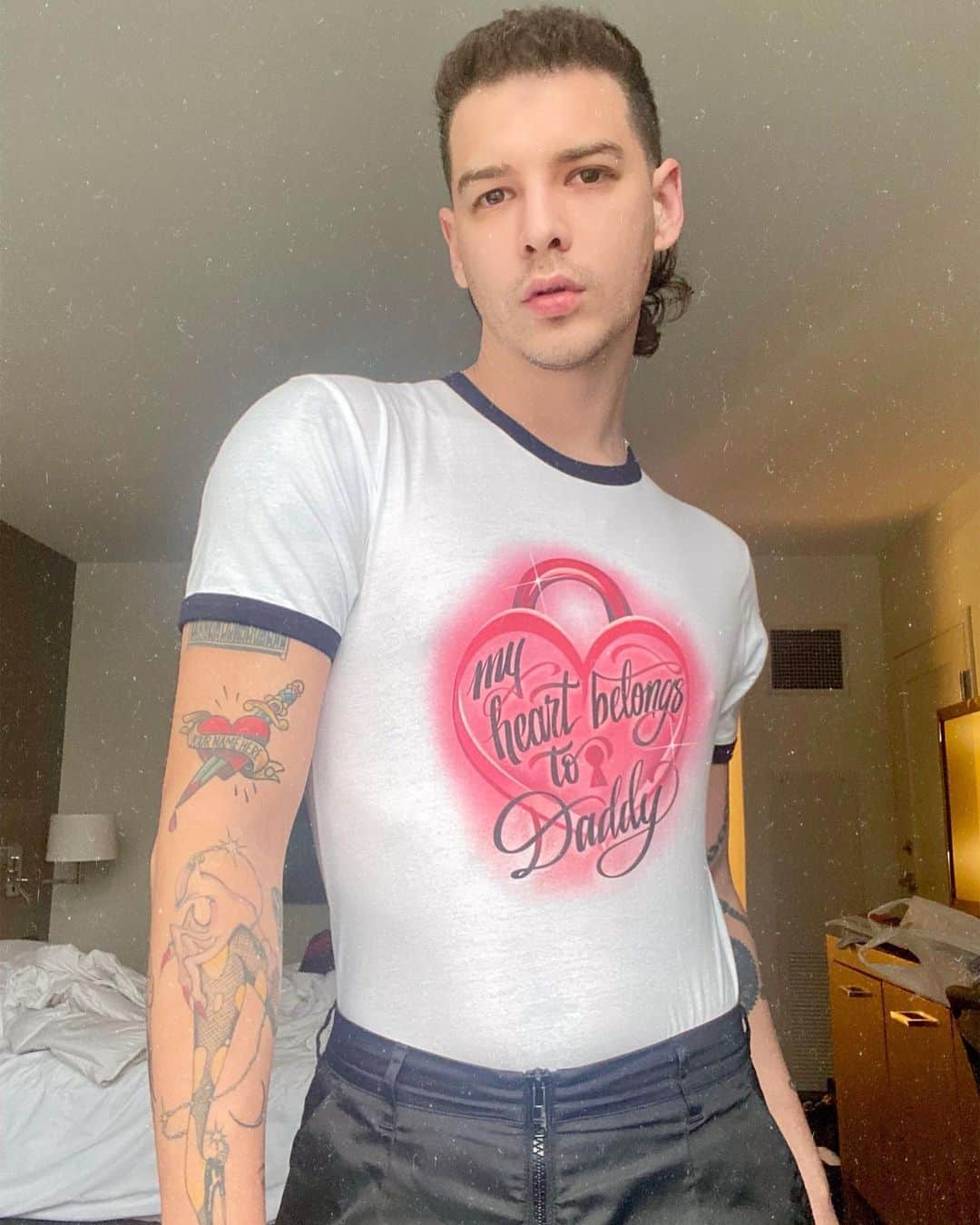ヴァイオレット・チャチキのインスタグラム：「I’m my own daddy ❣️🔒 Shirt by @thediscodaddy  Hair by @heavyhide」