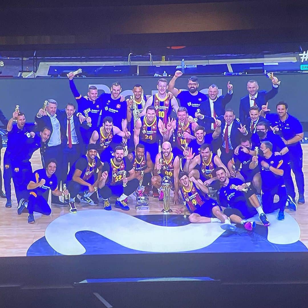 カルレス・プジョルのインスタグラム：「Campions!!! @fcbbasket 💙❤️💪🏆 enhorabona, sou els millors! 🙌🙌🙌」