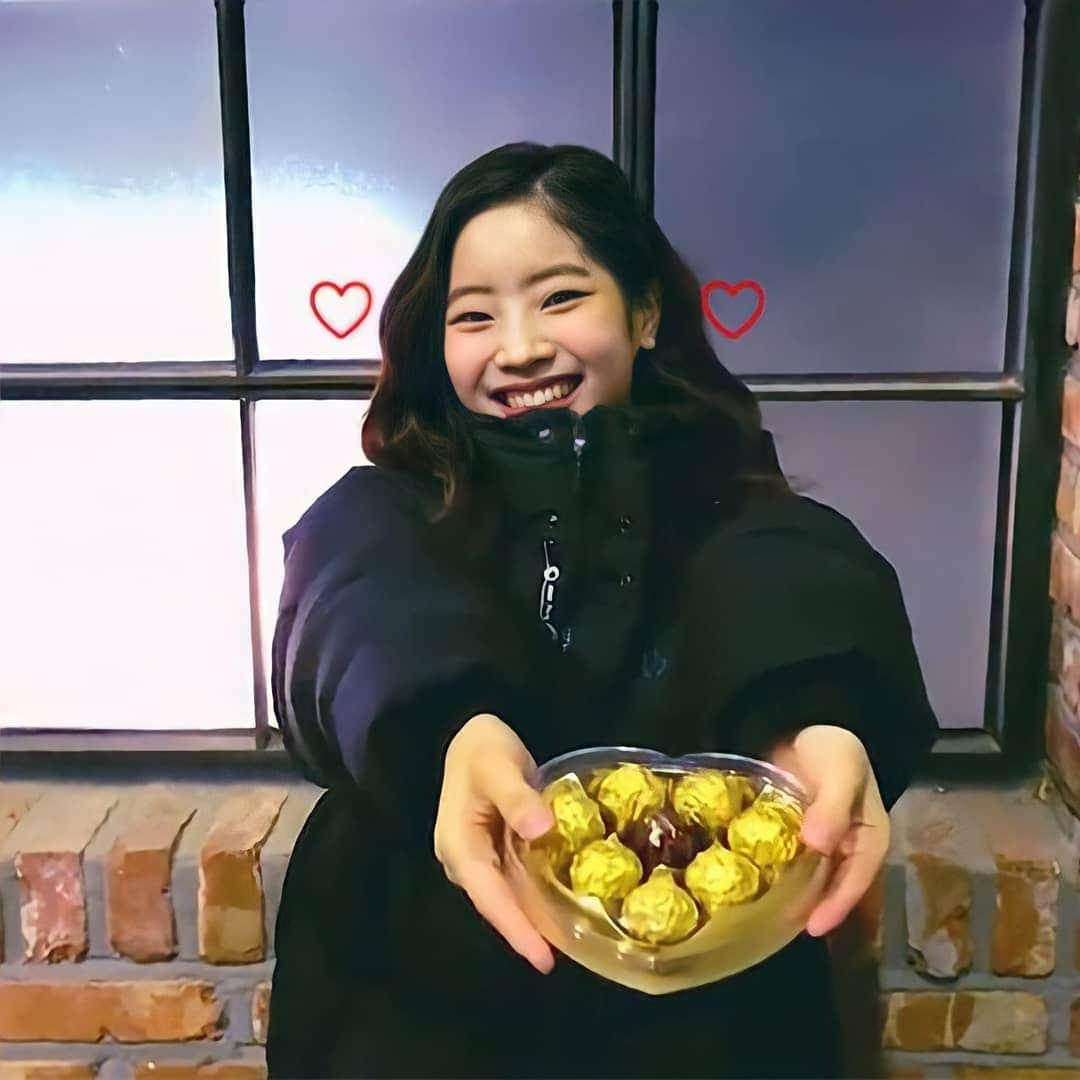 ダヒョンさんのインスタグラム写真 - (ダヒョンInstagram)「POV: Dahyun as your Valentine's date 🤍🤍🤍」2月15日 4時30分 - dahyun.news