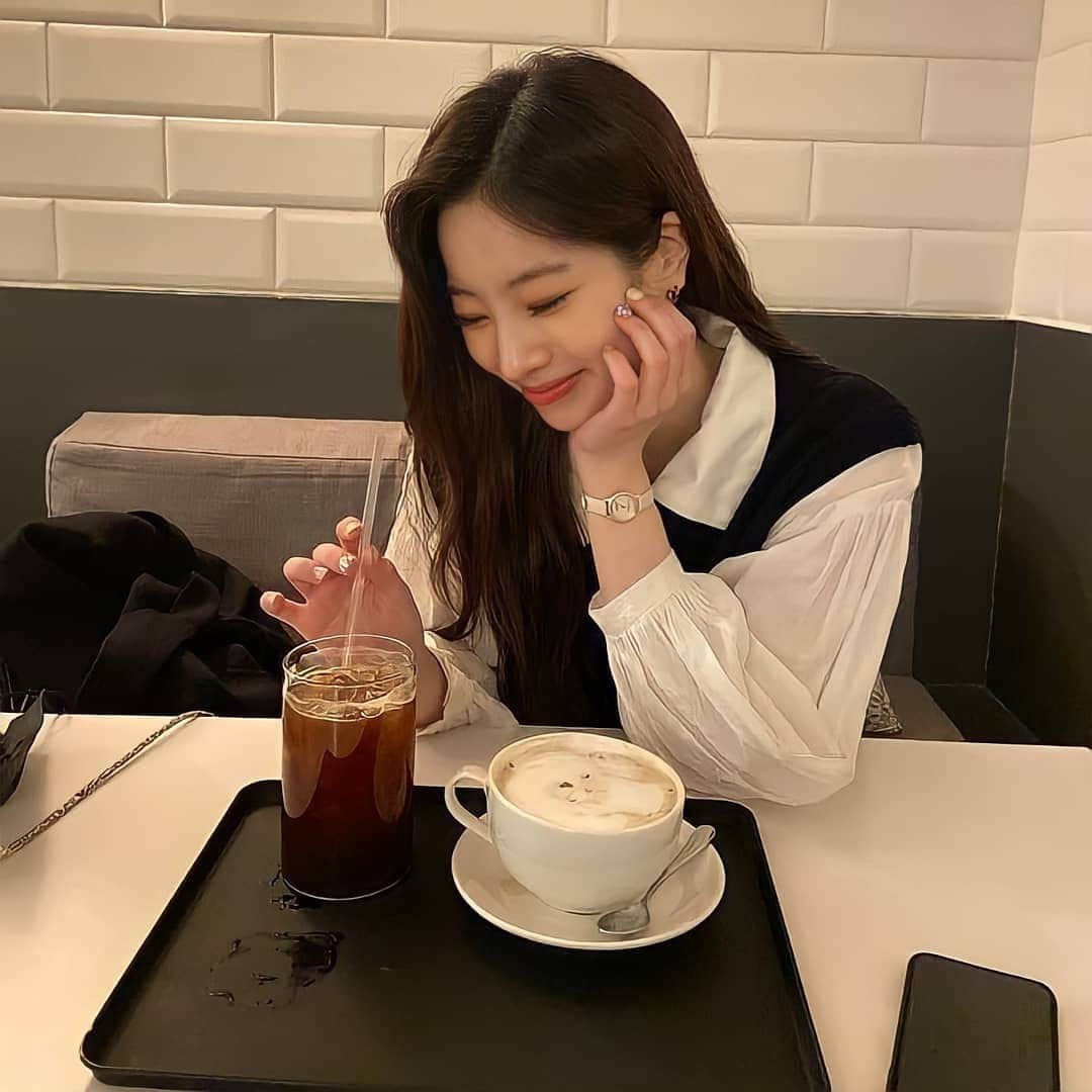 ダヒョンさんのインスタグラム写真 - (ダヒョンInstagram)「POV: Dahyun as your Valentine's date 🤍🤍🤍」2月15日 4時30分 - dahyun.news