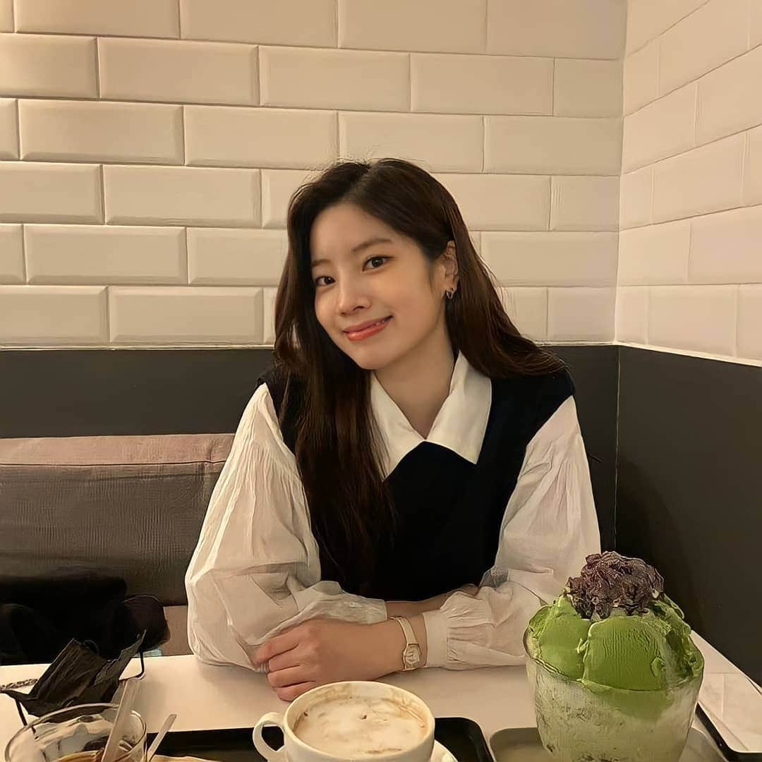 ダヒョンさんのインスタグラム写真 - (ダヒョンInstagram)「POV: Dahyun as your Valentine's date 🤍🤍🤍」2月15日 4時30分 - dahyun.news