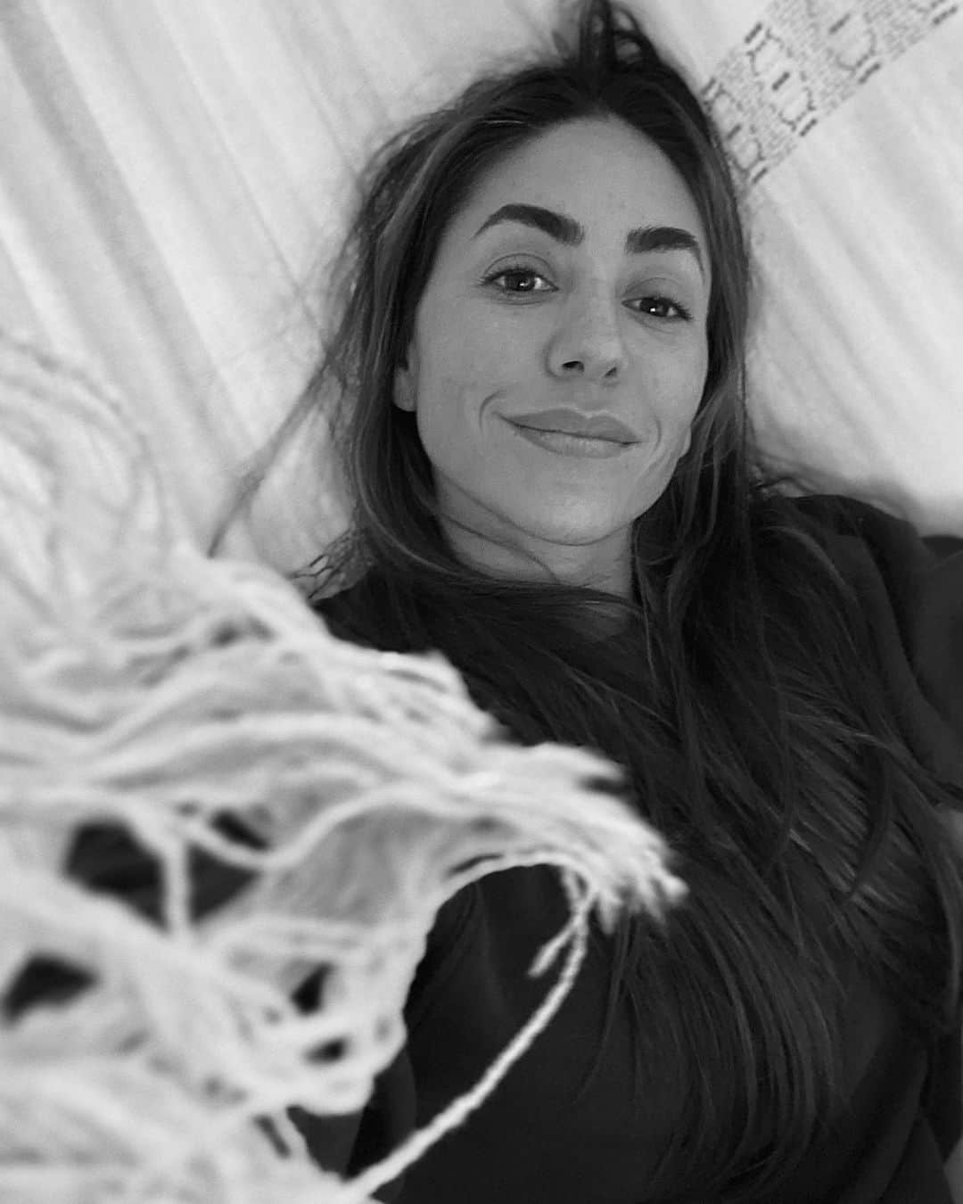 ナタリア・コルドバ・バックリーのインスタグラム：「We are looms of spiritual interconnection.  Each being in our life is a thread, delicately chosen to support the creation of our souls fabric. With each thread that binds itself to our loom, wether it be through love or pain, the tissue of our spirit grows and transforms. Each new thread, each new being, adds colors and unique texture.  Whilst walking through a grief I, and so many others have never experienced before, I feel grateful for all the people who have walked into my life and knitted themselves into the tapestry of my being. For those who have built me up through belonging and love and for those who have challenged me through pain and rejection. I love them both.  I am grateful for them all. They all are my teachers from whom I blossom and grow.  We do not stand alone. We stand with each other.   Let us bring the broken many of the self into the luminous and unified one of all.   I love you.  •  Somos telares de interconexión espiritual. Cada ser de nuestra vida es un hilo, delicadamente elegido para apoyar la creación del tejido de nuestra alma. Con cada hilo que se une a nuestro telar, ya sea por amor o por dolor, el tejido de nuestro espíritu crece y se transforma. Cada nuevo hilo, cada nuevo ser, agrega colores y texturas únicas.  Mientras camino a través de un dolor que yo y tantos otros nunca antes habíamos experimentado, me siento agradecida por todas las personas que han entrado en mi vida y se han tejido en el tapiz de mi ser. Por aquellos que me han edificado a través de la pertenencia y el amor y por aquellos que me han desafiado a través del dolor y el rechazo. Los amo a los dos. Estoy agradecida por todos ellos. Todos ellos son mis maestros de quienes broto y crezco.  No estamos solos. Nos apoyamos el uno al otro.  Llevemos los muchos quebrantados del yo al uno luminoso y unificado de todos.  Los Amo.」
