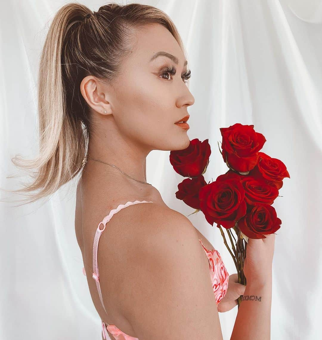 Lauren Riihimakiさんのインスタグラム写真 - (Lauren RiihimakiInstagram)「happy gal/valentine’s day 🌹 xoxo」2月15日 4時35分 - laurdiy