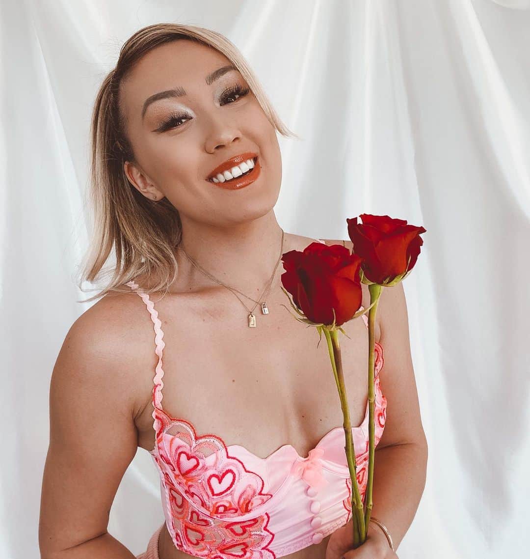 Lauren Riihimakiのインスタグラム：「happy gal/valentine’s day 🌹 xoxo」