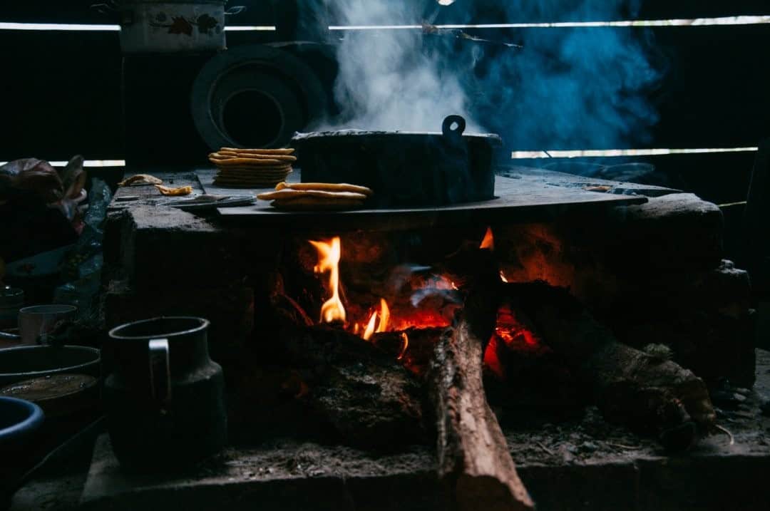 National Geographic Travelさんのインスタグラム写真 - (National Geographic TravelInstagram)「Photo by @steven_gnam / Hand-ground corn tortillas and black beans cook for dinner in the Guatemalan highlands. #dinner #hearth #Guatemala」2月15日 4時36分 - natgeotravel
