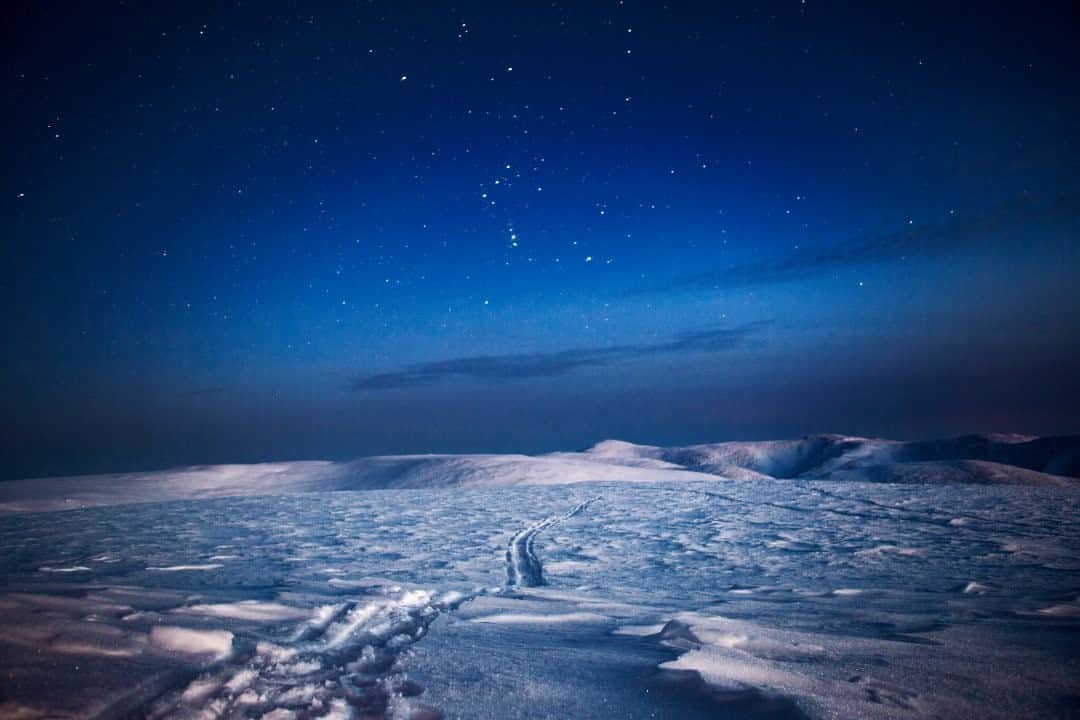 のインスタグラム：「Photo by @katieorlinsky / A trail is left after a sled dog team crossed Eagle Summit in the interior of Alaska. This is one of the most difficult sections of the 1,000-mile Yukon Quest International Sled Dog race, one of the toughest sporting events on the planet. Every February up to fifty professional sled dog teams journey through the subarctic North American wilderness, along what was once the Klondike Highway, a historic route that sled dogs used to deliver mail during the turn of the century Gold Rush. Temperatures during the race reach as low as -50 Celsius and winds can be up to 50 miles (80km) an hour. Visibility can be nonexistent, and it is so far north that sunlight lasts for only a few hours a day. I covered the race for National Geographic in 2015, and made this image after huffing and puffing through waist-deep snow to the top of the summit to photograph the lead dog team. Instead I overshot the trail, gave up on finding the team, relaxed and photographed the stars.  Check out Nat Geo's link in bio for more on this story.」