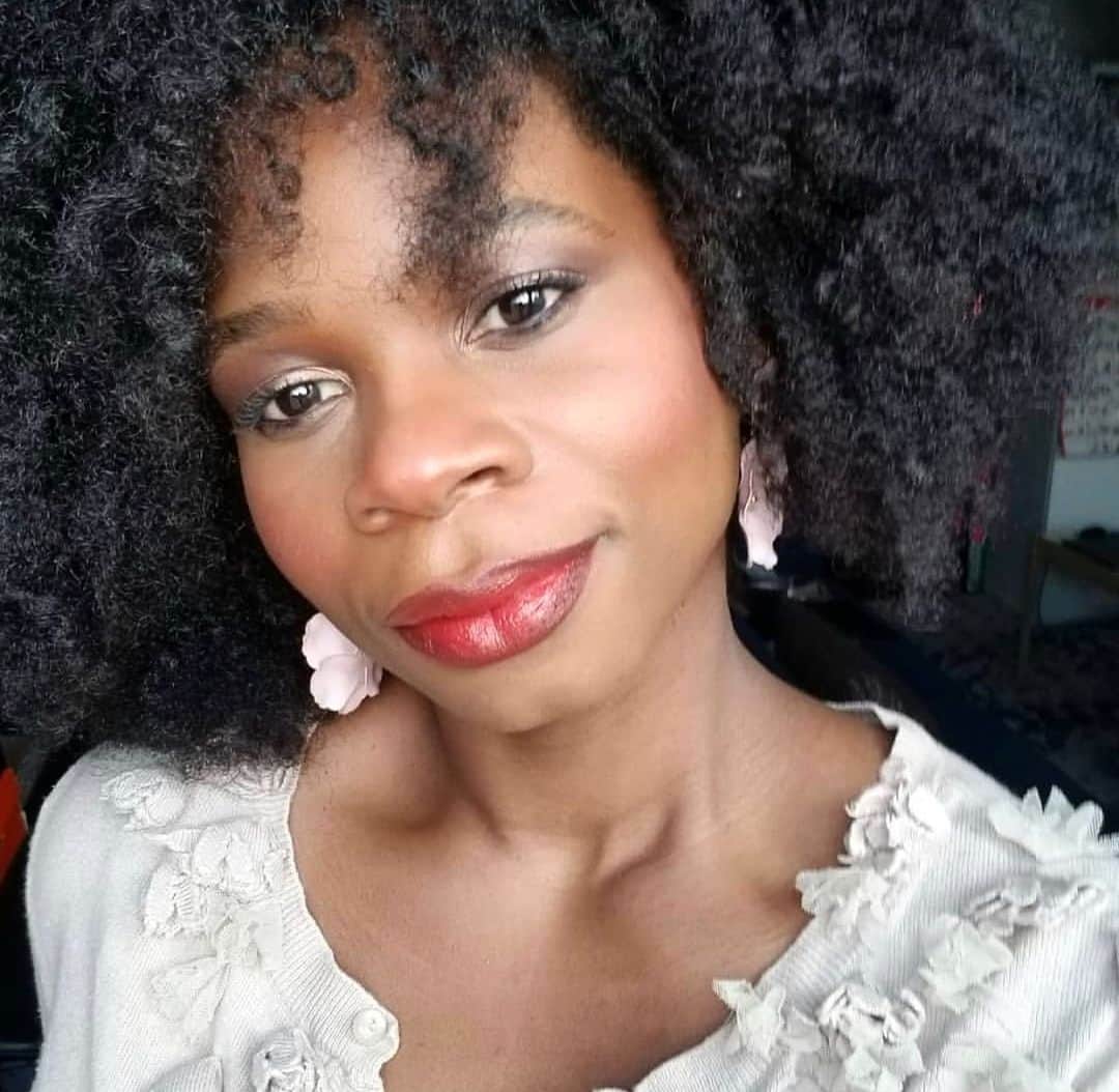 Motives Cosmeticsのインスタグラム：「We love a soft glam💋 @aminastyles_nyc created this gorgeous lip combo using Motives Mavens Mattes in ‘Rust N Roll’ and Liquid Lip Glaze in ‘Candy Apple’ 💄Tap the image to shop her look.」