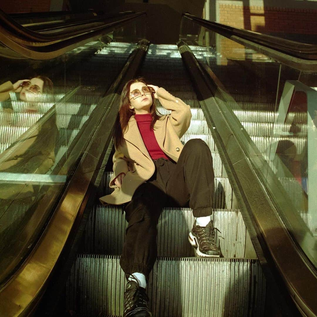 ケリー・イングラムのインスタグラム：「What do u call a fast escalator?   An escasooner.  I’ll show myself out x」