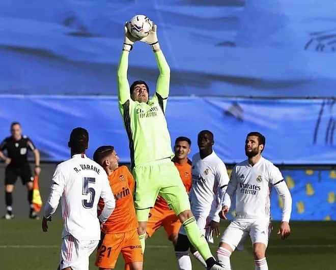 ティボ・クルトゥワのインスタグラム：「Gran imagen y victoria en nuestra casa ante un rival siempre difícil. Seguimos luchando equipo! #HalaMadrid」