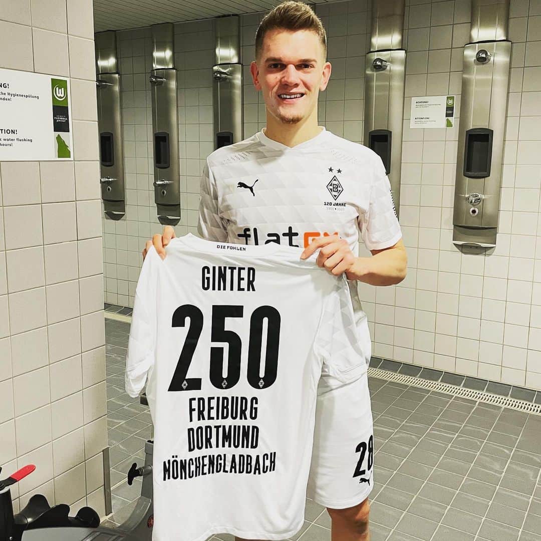マティアス・ギンターのインスタグラム：「2️⃣5️⃣0️⃣ x @bundesliga   Danke für das Überraschungstrikot @borussia @breuer.marcus 🙈😁」