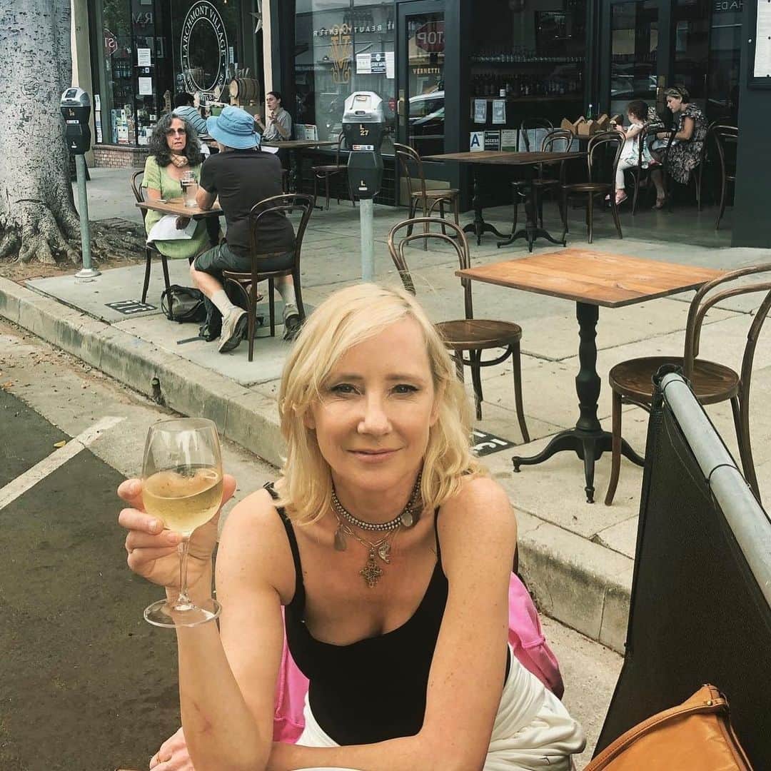アン・ヘッシュさんのインスタグラム写真 - (アン・ヘッシュInstagram)「I’ve only got eyes for this dry Chardonnay and @vernettirestaurant Fettuccine al pomodoro 😍💗 Hope you’re all eating your heart out 🍝 and having a fabulous Valentine’s Day! 💕💕💕」2月15日 4時57分 - anneheche