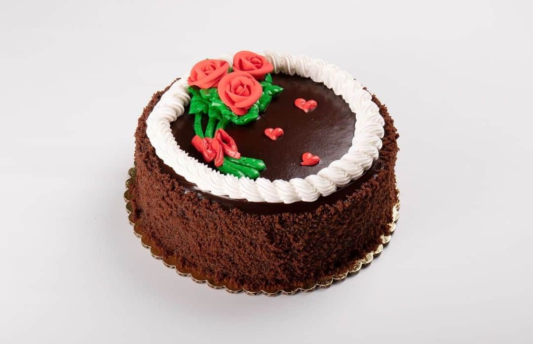 Zippy's Restaurantsのインスタグラム：「Whether you're planning that special night, or at home swiping right, nothing says #ValentinesDay like a decorated Dobash Cake. 😌❤️ Give the gift everyone will love (self, included). Limited quantities available today.」