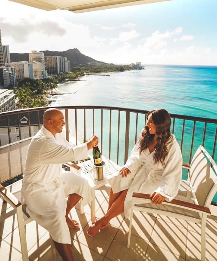 ハワイアン航空さんのインスタグラム写真 - (ハワイアン航空Instagram)「Love is in the air! #HappyValentinesDay from our ‘ohana to you.💕 Our Islands make the perfect backdrop for your next romantic getaway in Hawai‘i. Tag your partner in the comments below and share something you'd love to experience together.  📷 @jesse_j_ibarra & @alex.floyd」2月15日 5時00分 - hawaiianairlines