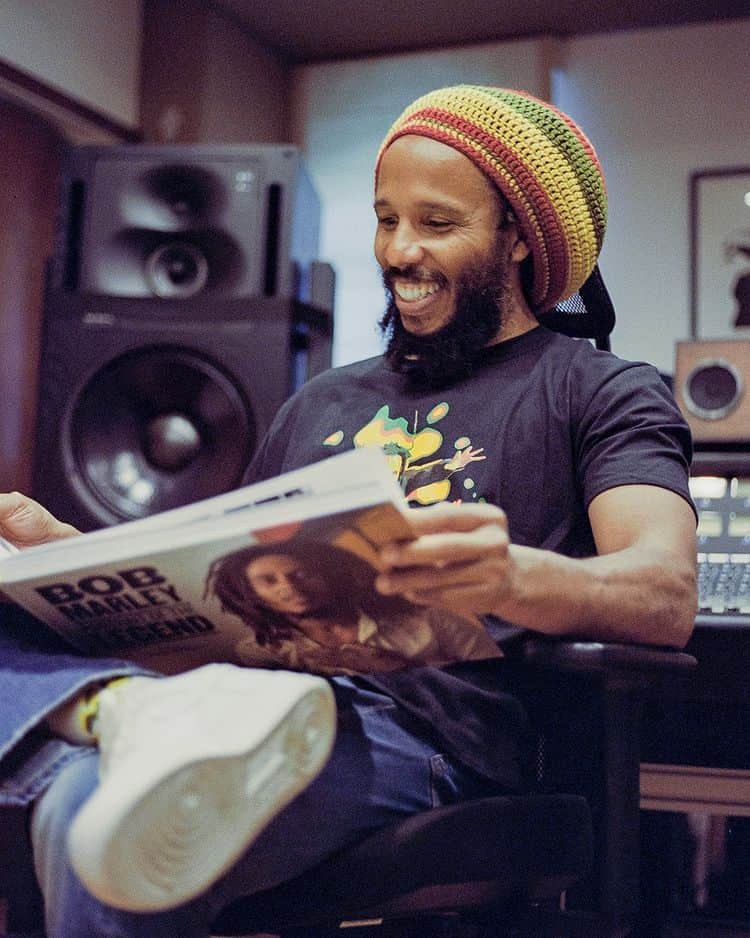 ボブ・マーリーさんのインスタグラム写真 - (ボブ・マーリーInstagram)「"You think it's the end, but it's just the beginning..." 📚 The previously sold out #PortraitOfTheLegend photo book curated by @ziggymarley is now BACK IN STOCK at all major retailers! Pick up a copy today at the link in bio.⁣⁣ ⁣⁣ #bobmarley #bobmarley76 #survival76 #ziggymarley #portraitphotography #book #photobook #reggae @rizzolibooks」2月15日 5時00分 - bobmarley