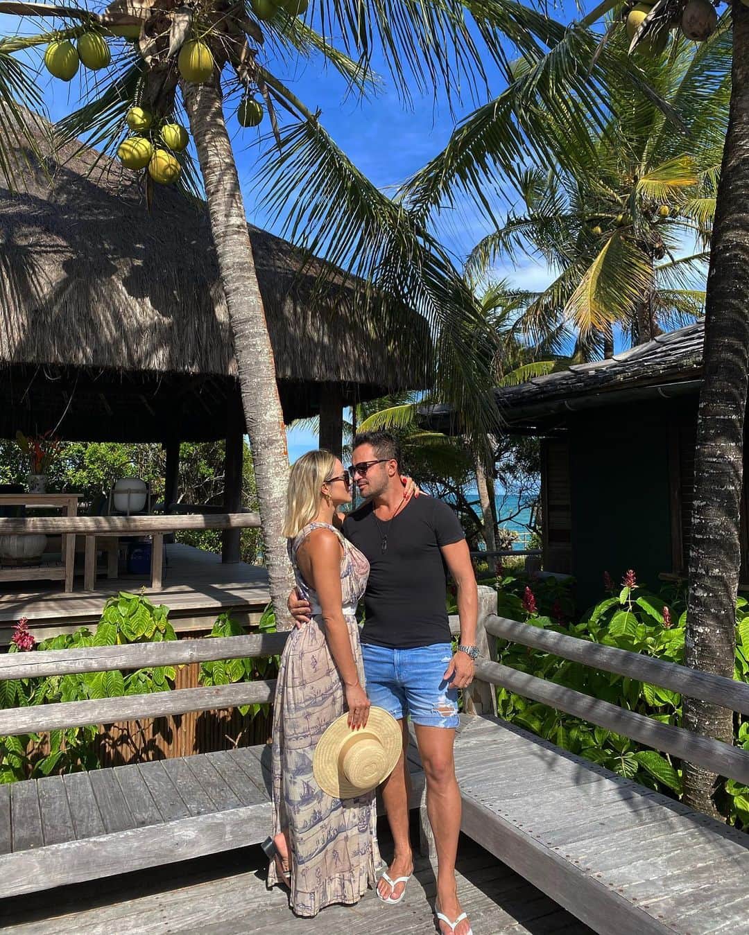 アレッサンドロ・ローザ・ヴィエイラのインスタグラム：「#happyvalentinesday “É que eu te amo e falo na sua cara...” - Obrigado por fazer todos meus dias especiais , que bom que você chegou 🙏🏻🙌🏻 Te amo ❤️ @lilifariav ♥️」