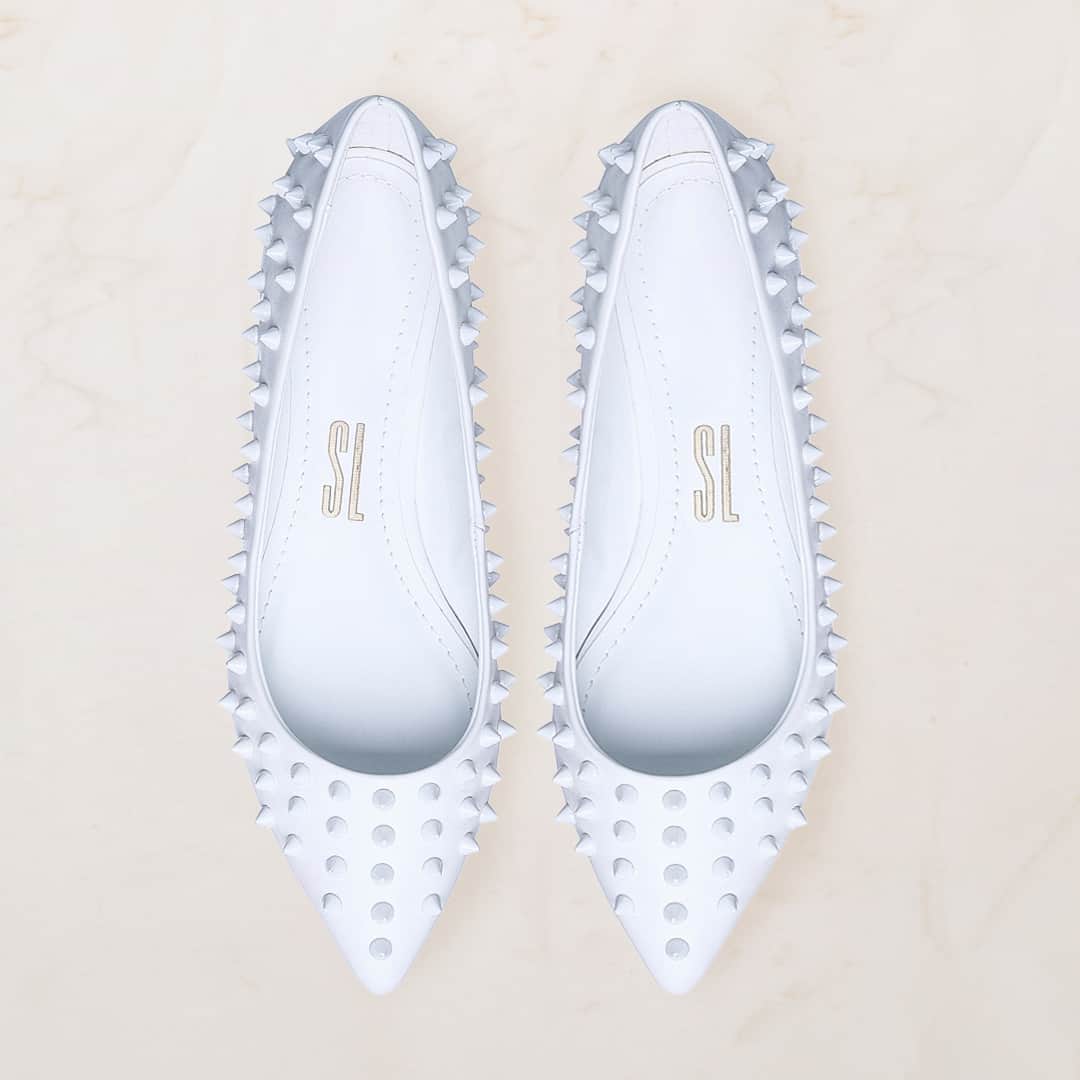 Santa Lollaのインスタグラム：「A sapatilha de bico fino com aplicações de spikes é um dos nossos best sellers favoritos para ter no closet um item curinga, fashionista e cheio de atitude. [ R$169,90 cada]  #santalollaverao21 #pointedflats #spikes」