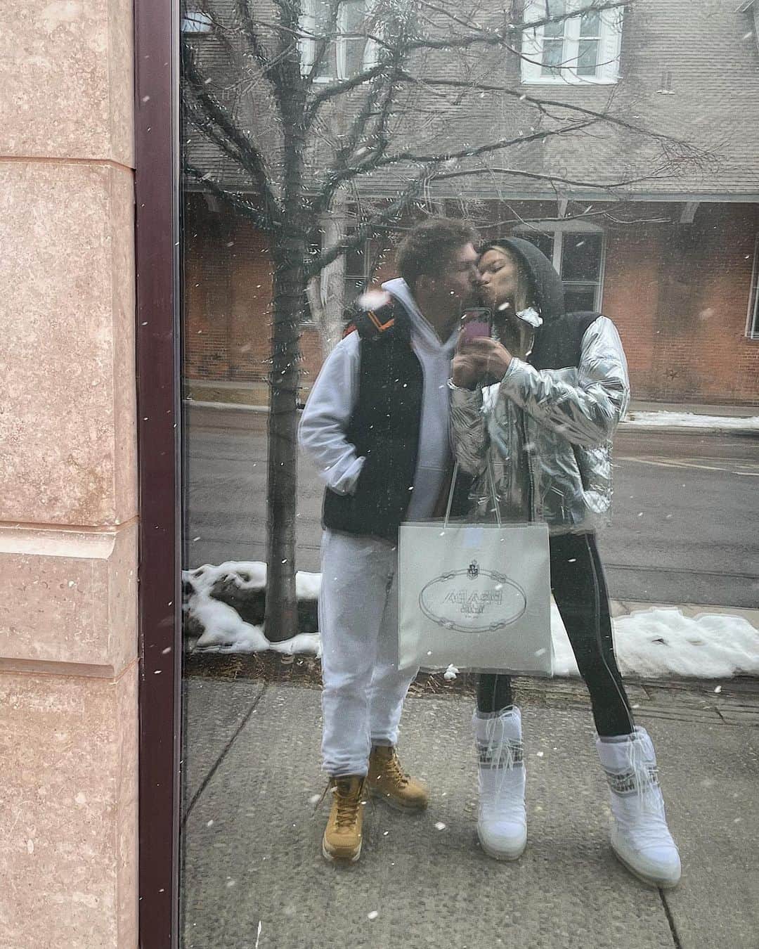 のインスタグラム：「3rd Valentine’s Day here with my love ❄️🤍 @spencito4」