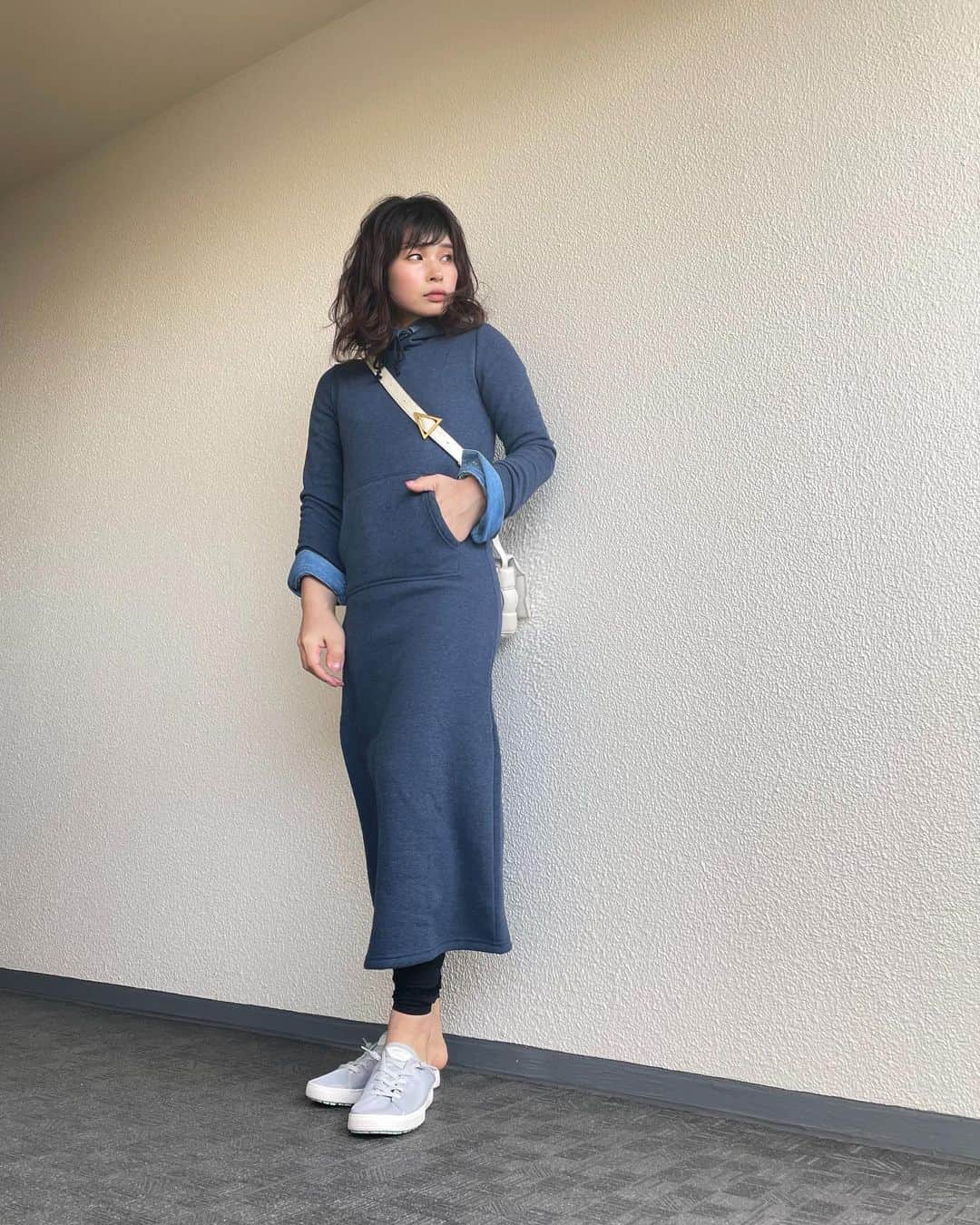 三佐和あやのインスタグラム：「#ootd #code  one-piece... @aimohajapan  sneaker ... @tropicfeelcomjapan  bag ... @newbottega   ぱくちゃん連れてると アウターが邪魔くさくてね. あったかい裏毛ワンピをプチプラでゲット😆⤴︎⤴︎ 裏毛だしね、ちゃっかり着圧タイツも履いてるから ぬっくぬく♨️ 口コミみて Lサイズ選んで正解だった😆 きれいめラインで わりとジャストサイズ、 ジージャンやダウンベスト着ても かわいいやーつ👕  ﻿  #今日の服 #冬コーデ #きょコ #いつコ #シンプルコーデ #大人カジュアル #カジュアルコーデ #ロカリ #ルーファ #ママコーデ #バッグ #ママファッション #お洒落  # #fashion #大人コーデ  #アラサーコーデ #30代コーデ  #パーカーコーデ #パーカー #ワンピース #プチプラ #プチプラコーデ  #sponsored #castme #PR #aimoha」