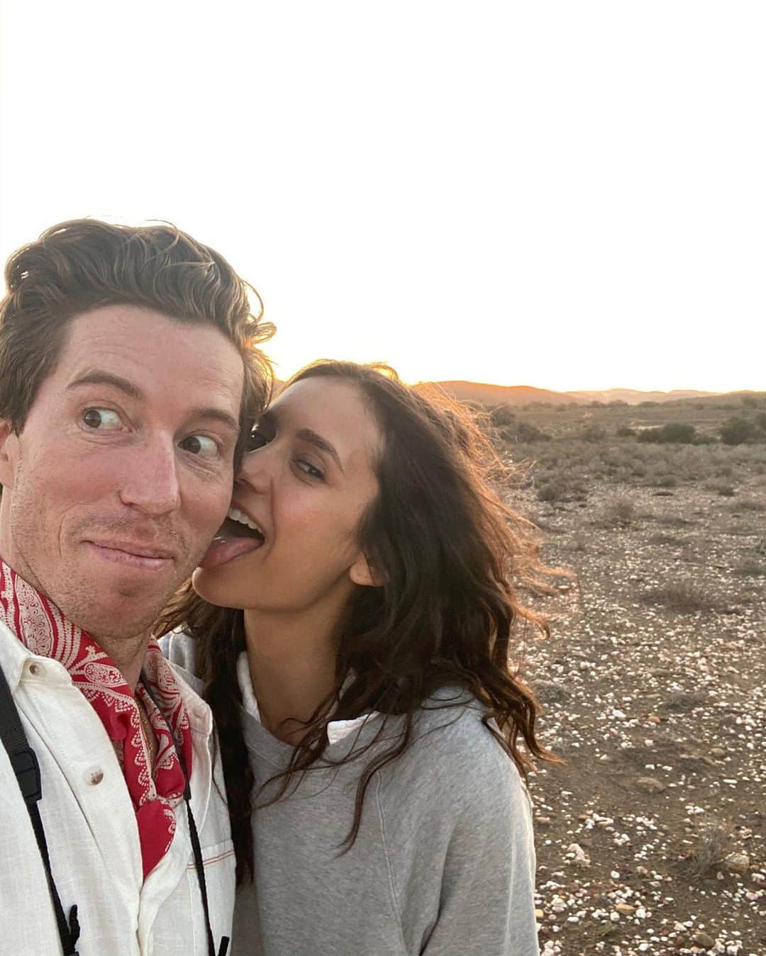 ショーン・ホワイトのインスタグラム：「Happy Valentine’s Day ❤️  I never knew I was so lickable till we met 😂... Thank you for keeping a smile on my face and being the beautiful person you are!」