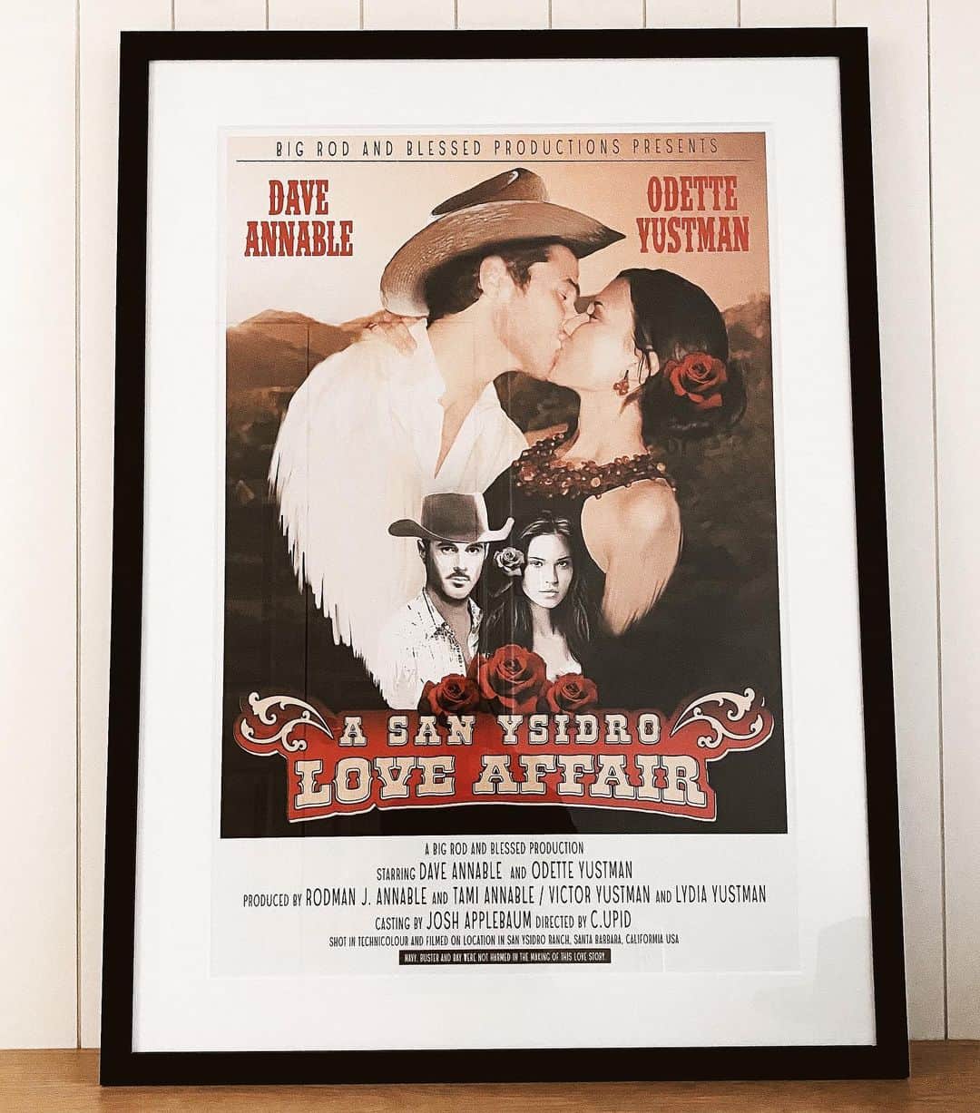 オデット・アナブルのインスタグラム：「This was a wedding gift that was given to Dave and I by someone who means a great deal to us. When we opened this gift 10 years ago, we were both stunned by how beautiful and thoughtful it was, we marveled at how much detail was put into it. Our friend made sure to give the honorable mentions: our parents who made us, our mutual friend who introduced us and our pets (at the time 🐶 🐶 🙏🏽) who were not harmed in the making of this love story, all while putting us under the backdrop of the place where we fell in love and where Dave proposed 11 years ago yesterday. It is clever and gorgeous and completely above and beyond what any wedding gift should be, but that’s who our friend is. We love you Matthew. It lived in our office for as long as we lived in LA and I didn’t appreciate it nearly as much as I do now. Because now, after 10 years, I know how to truly appreciate every bit of this in a way that I took for granted before… everything that had to come together for Dave and I to meet, fall in love and go through everything that life has put in our way. It hasn’t been easy but it has been worth every single struggle to be lucky enough to call him my husband.  This Valentines day in particular is a massive celebration of the work that Dave and I have put into our relationship to heal and grow together as a unit and we are quite honestly better than we have ever been before. We both choose each other again and I am crazy about this love that we have. This gift now lives in our entryway and it is a daily reminder to never take it for granted, none of it. This life, my love, my daughter, my family, my friends, our new home, the nature that surrounds us, and this new chapter of opportunity that makes me feel hopeful. Happy Valentines Day to my best friend @dave_annable. I love you, you fuck.」
