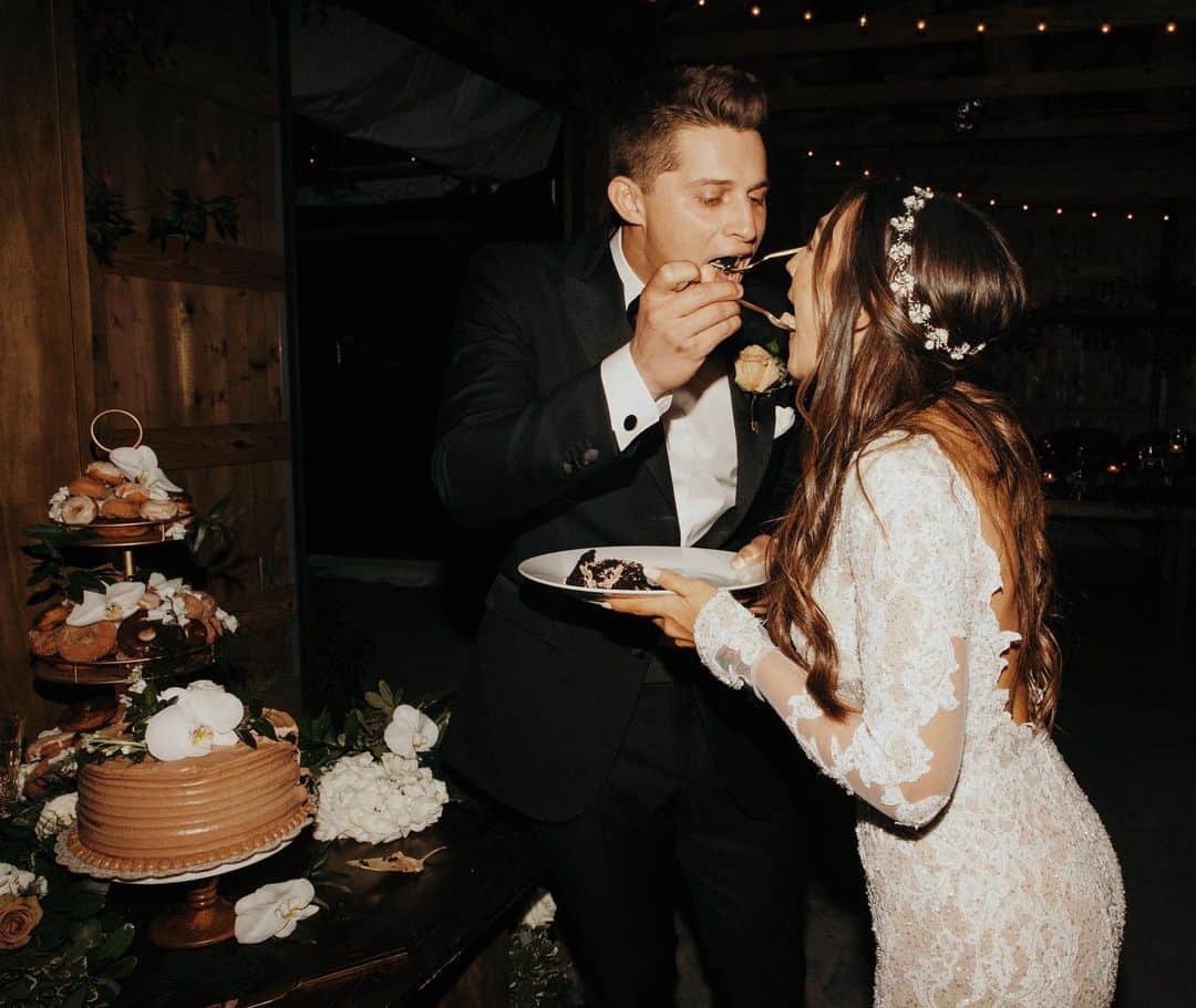 のインスタグラム：「Happy Valentine’s Day to my best friend, my WIFEY and my forever bride!! Here’s to eating cake with you forever! ❤️❤️🍰」