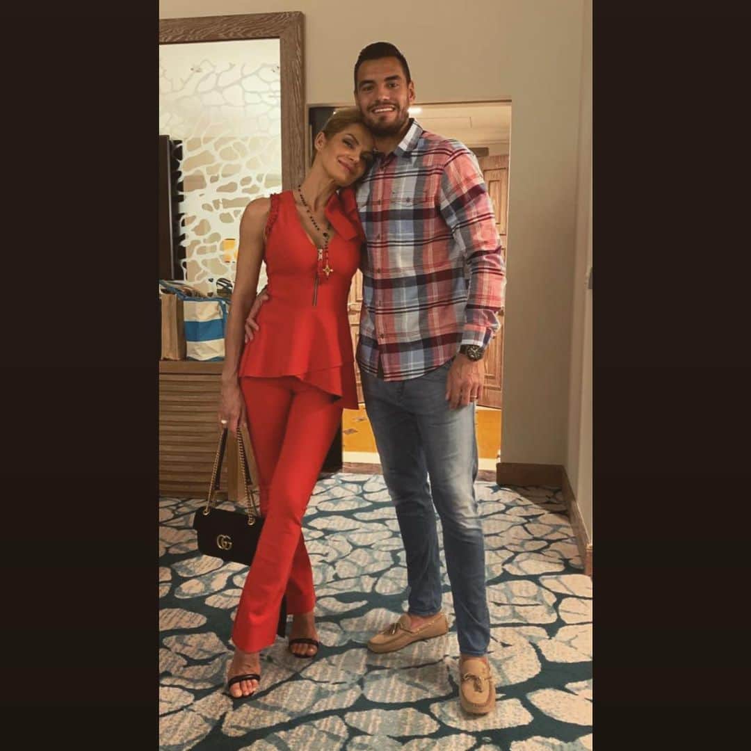 のインスタグラム：「Feliz San Valentín Mi Vida🌹♥️ 🌹!!!!   Te Amo Loquita!!! @elianaguercio12」