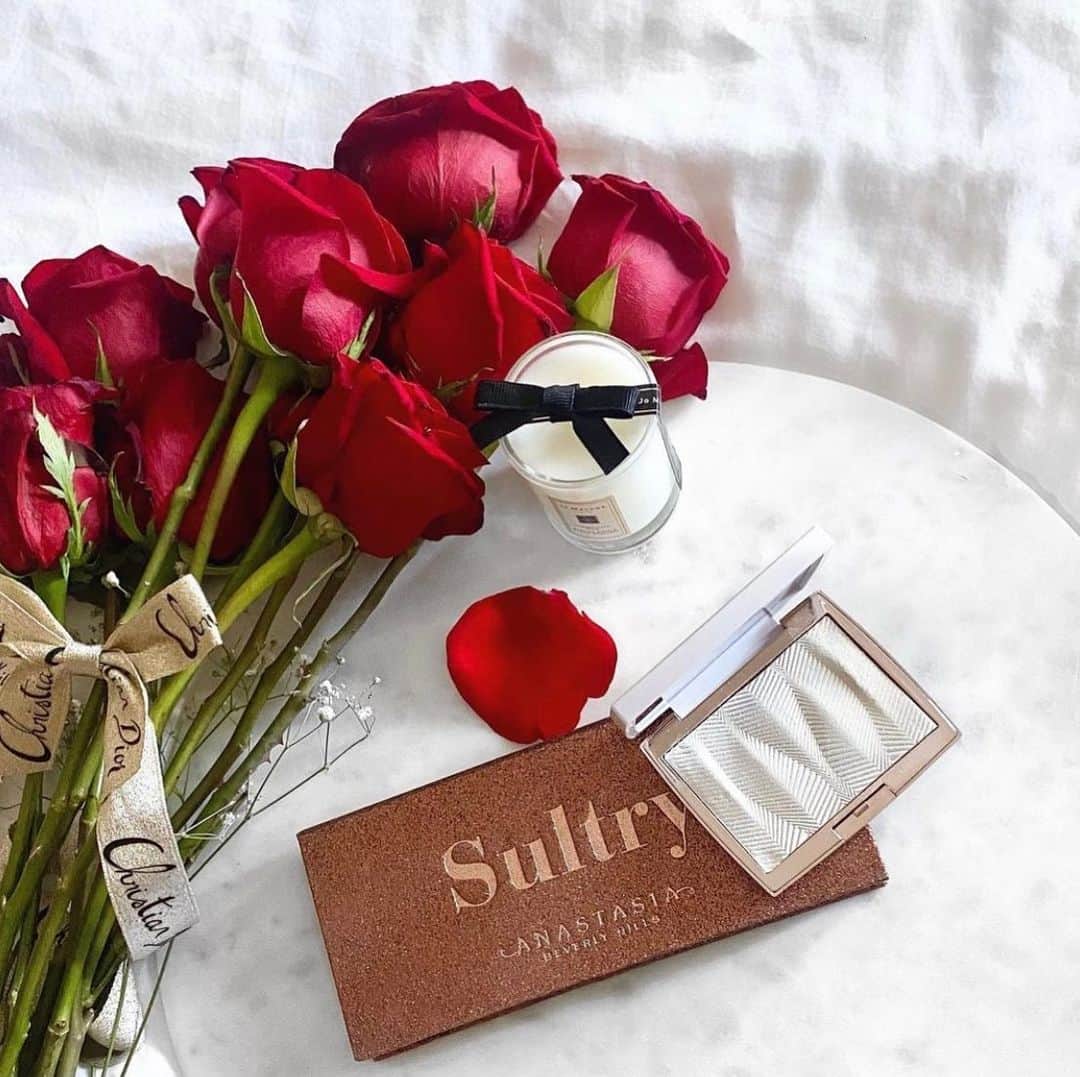 Anastasia Beverly Hillsさんのインスタグラム写真 - (Anastasia Beverly HillsInstagram)「Valentines Day vibes ❤️🌹 @yazmeen_makeup 📷 this beautiful setup featuring our Iced Out Highlighter and Sultry Palette. ⁣ ⁣ What romantic plans do you have planned today?🌹⁣ ⁣ #anastasiabeverlyhills #ABHIcedOut #ValentinesDay」2月15日 5時23分 - anastasiabeverlyhills