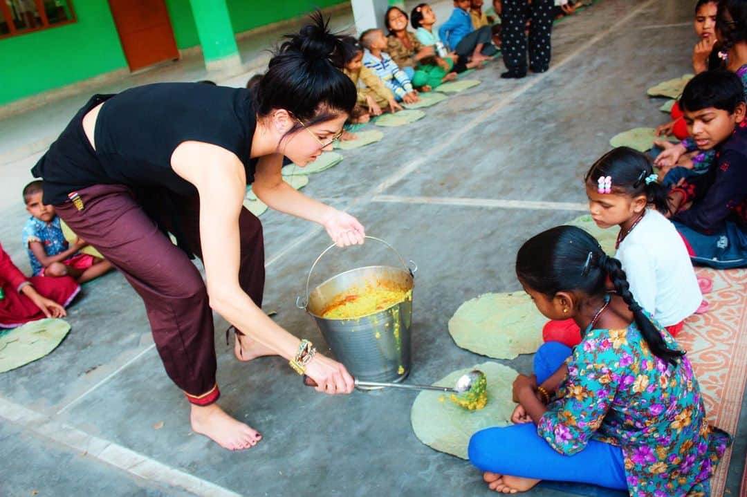 マリー・アヴゲロプロスのインスタグラム：「Happy Valentine’s Day! These young girls in rural India have my full ❤️. I’ve been working as ambassador with Without Exception Films on their project in India with FFLV - Food for life Vrindavan - for years.  FFLV  is an Organisation in Vrindavan, India that prevents child Marriage and fights poverty by educating girls in rural India.  I have traveled to Vrindavan several times with the team to film a documentary series and to spend time with the girls and seeing the difference that FFLV makes in their lives. I love seeing these young women reach their full potential! Watch the full documentary in my bio and join me on my journey to show how you can show some LOVE on this beautiful Valentine’s Day by helping those who need your support for a brighter future .  . . . . . @fflvindia @withoutxfilms @olivertrevena @charlottelubert #shemustcount #endchildmarraige #india #charity #love #peace」