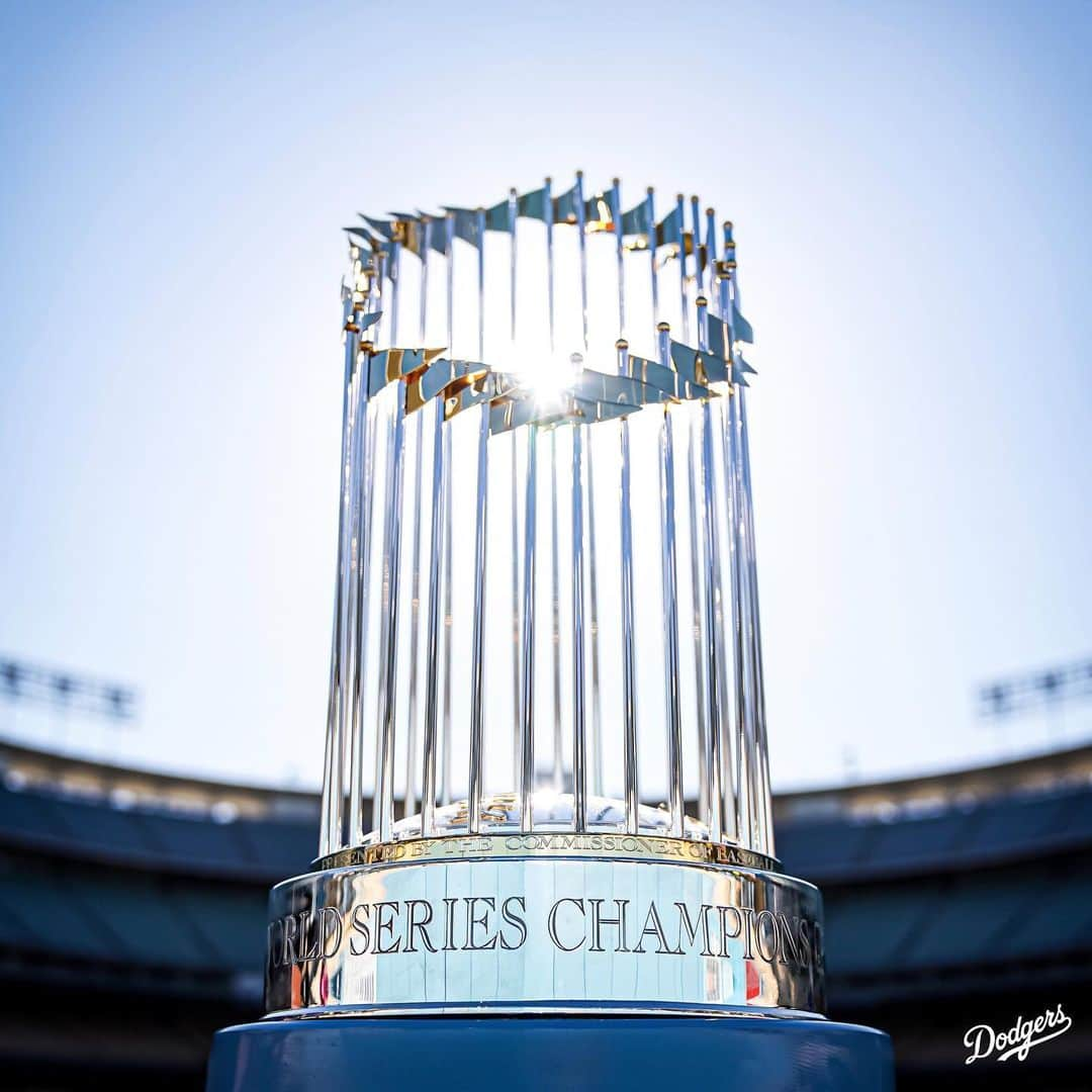 Los Angeles Dodgersさんのインスタグラム写真 - (Los Angeles DodgersInstagram)「Roses are red, Dodgers are blue⁣⁣. One trophy is nice⁣⁣, but we’re ready for two. #ValentinesDay」2月15日 5時40分 - dodgers