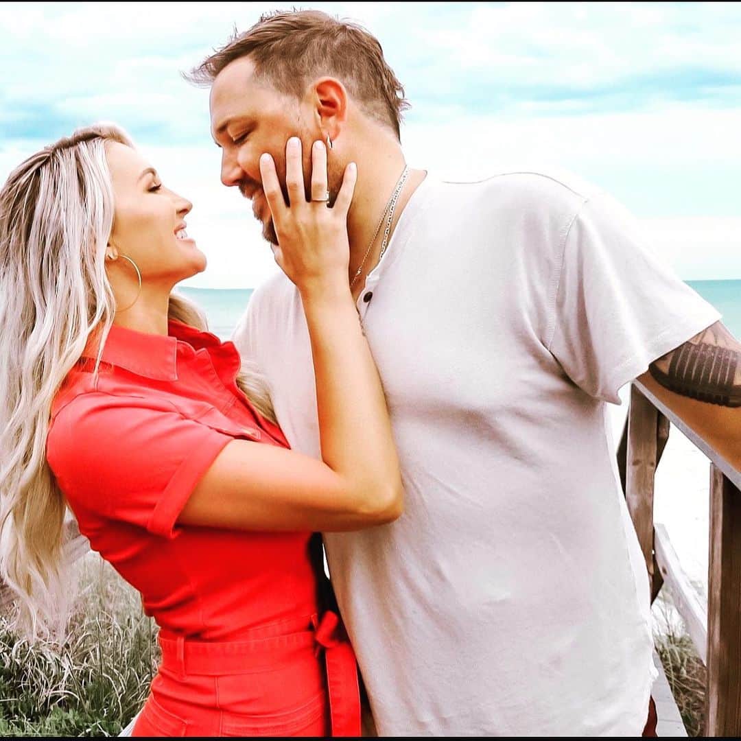 のインスタグラム：「When you know, you just know. Happy Valentines Day to my best friend and my forever Valentine. I love you baby! 😍」