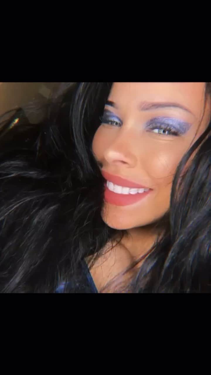 NISRINA SBIAのインスタグラム：「Feelin blue w/ @mavenbeauty  Sold exclusively at FashionNova.com/beauty #glitter #makeup #blue 🦋」